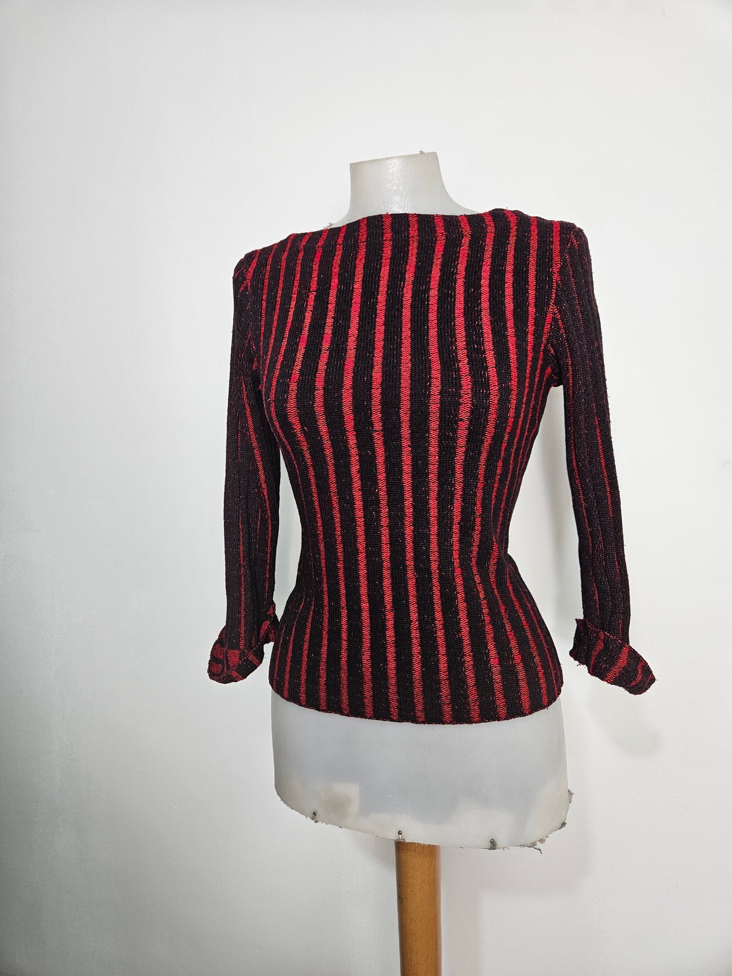 Suéter de rayas rojas y negras