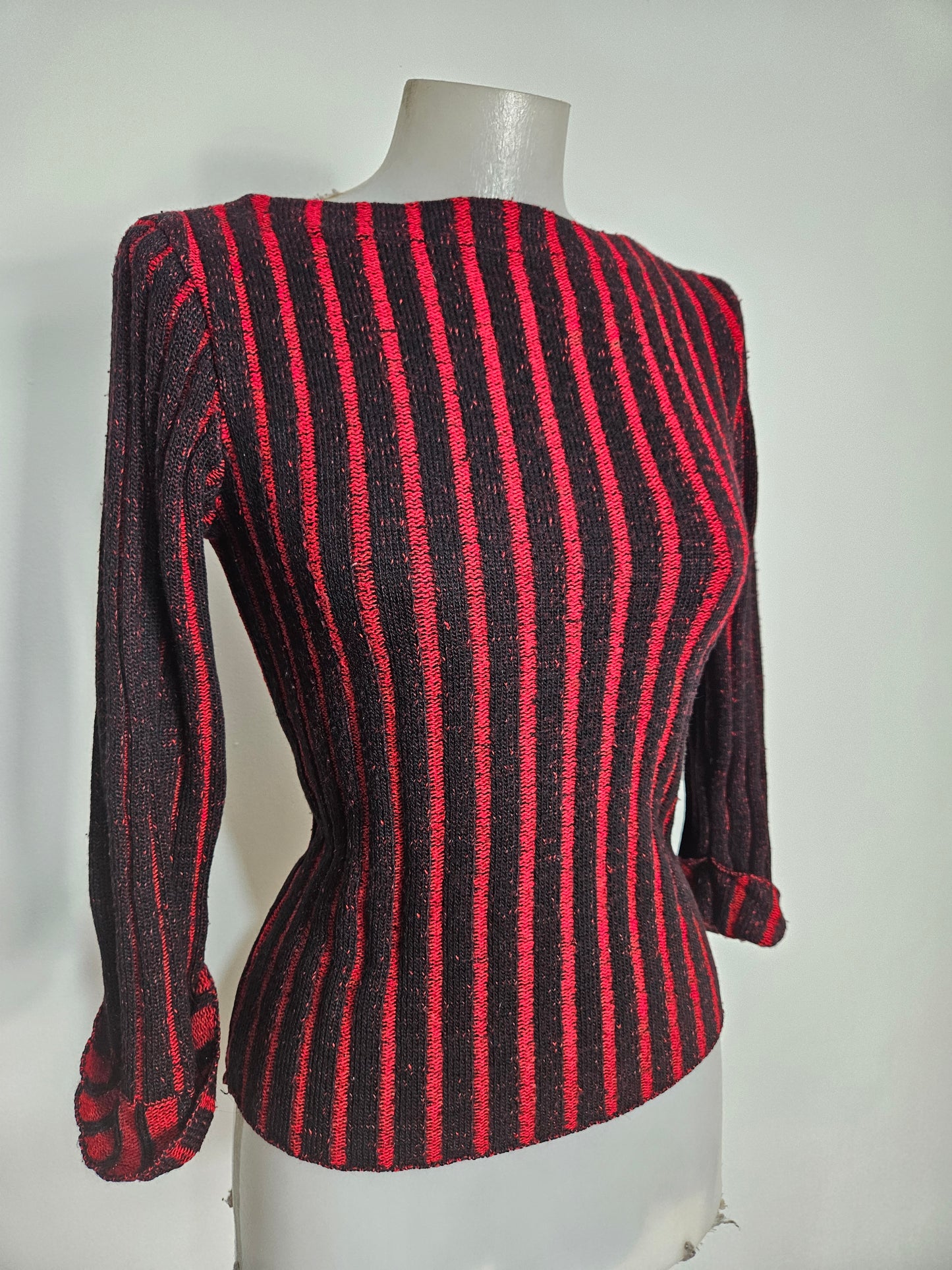 Suéter de rayas rojas y negras