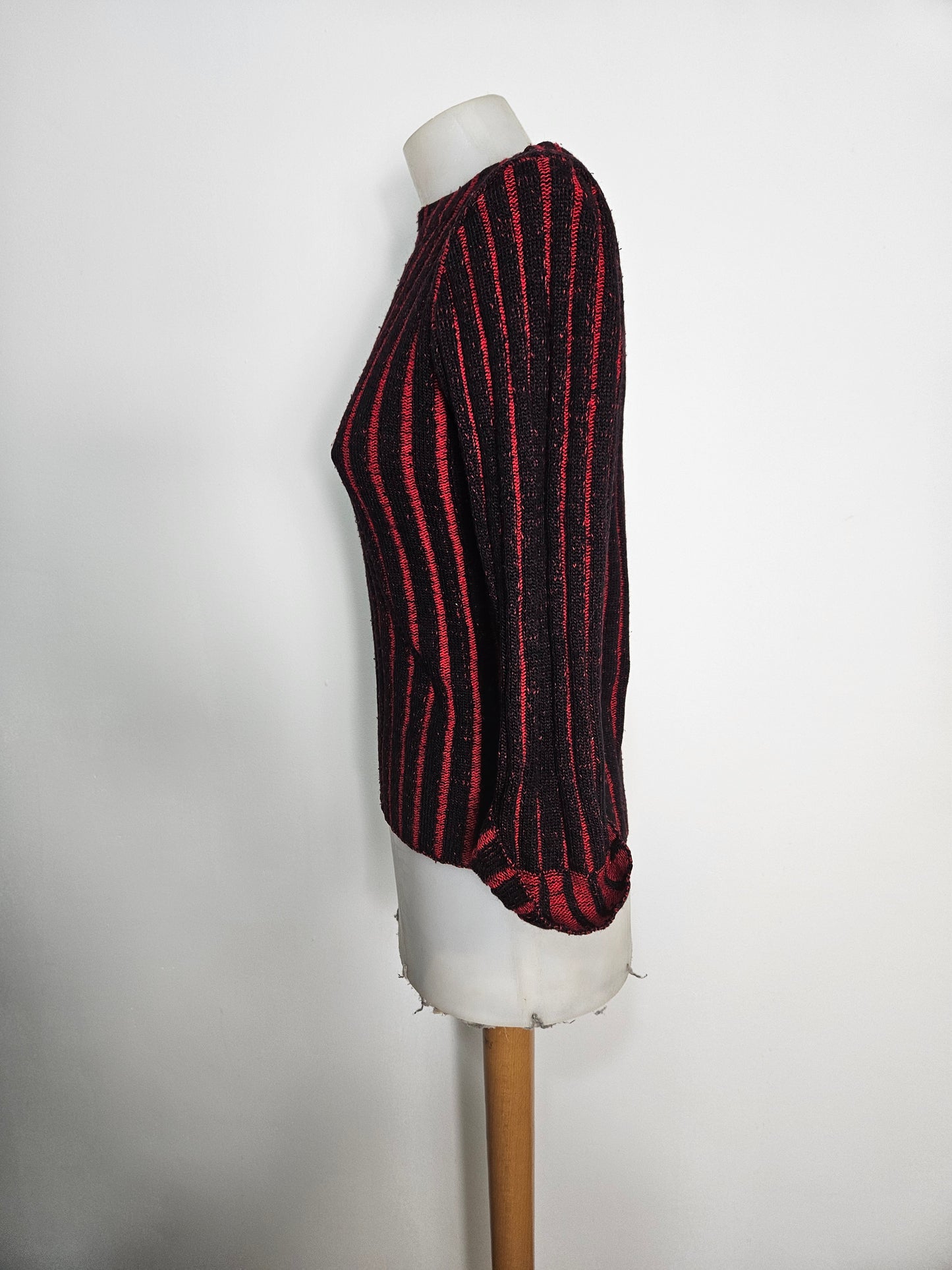 Suéter de rayas rojas y negras