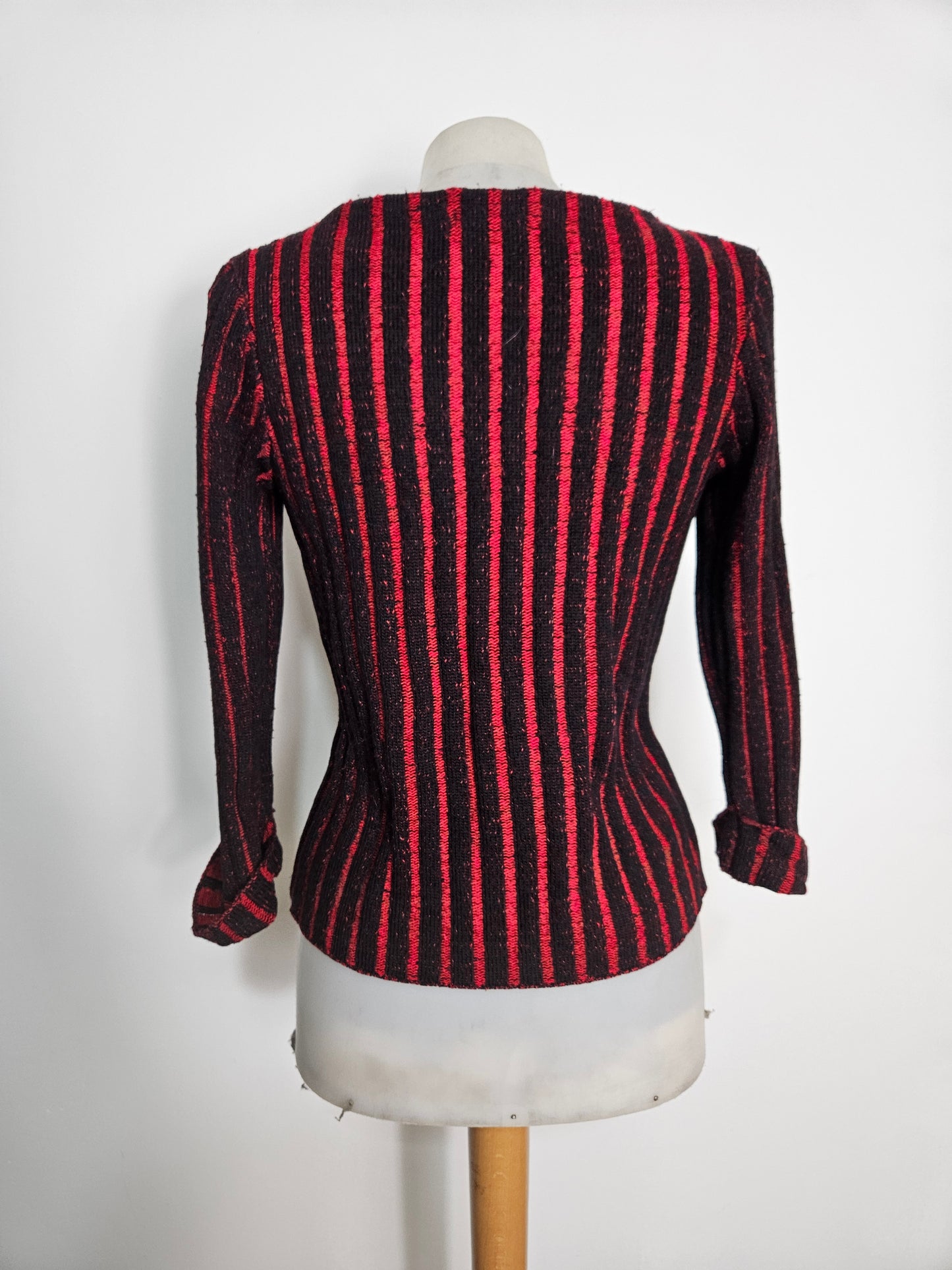 Suéter de rayas rojas y negras