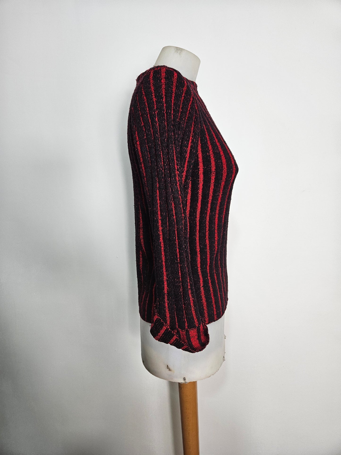 Suéter de rayas rojas y negras