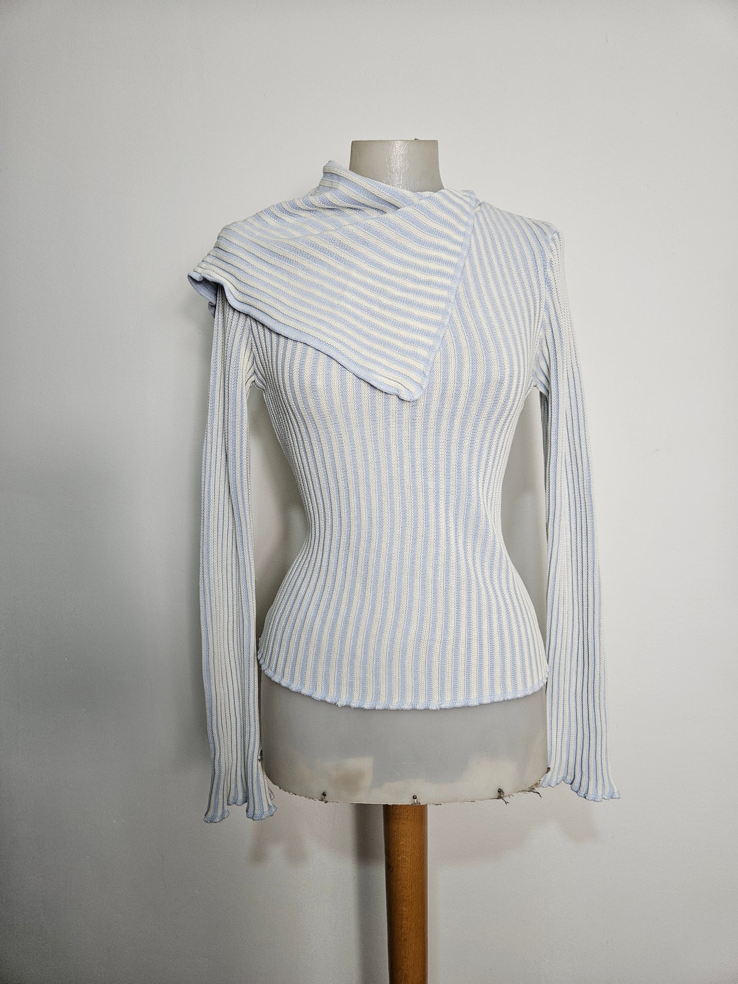 Suéter de cuello asimétrico azul y blanco