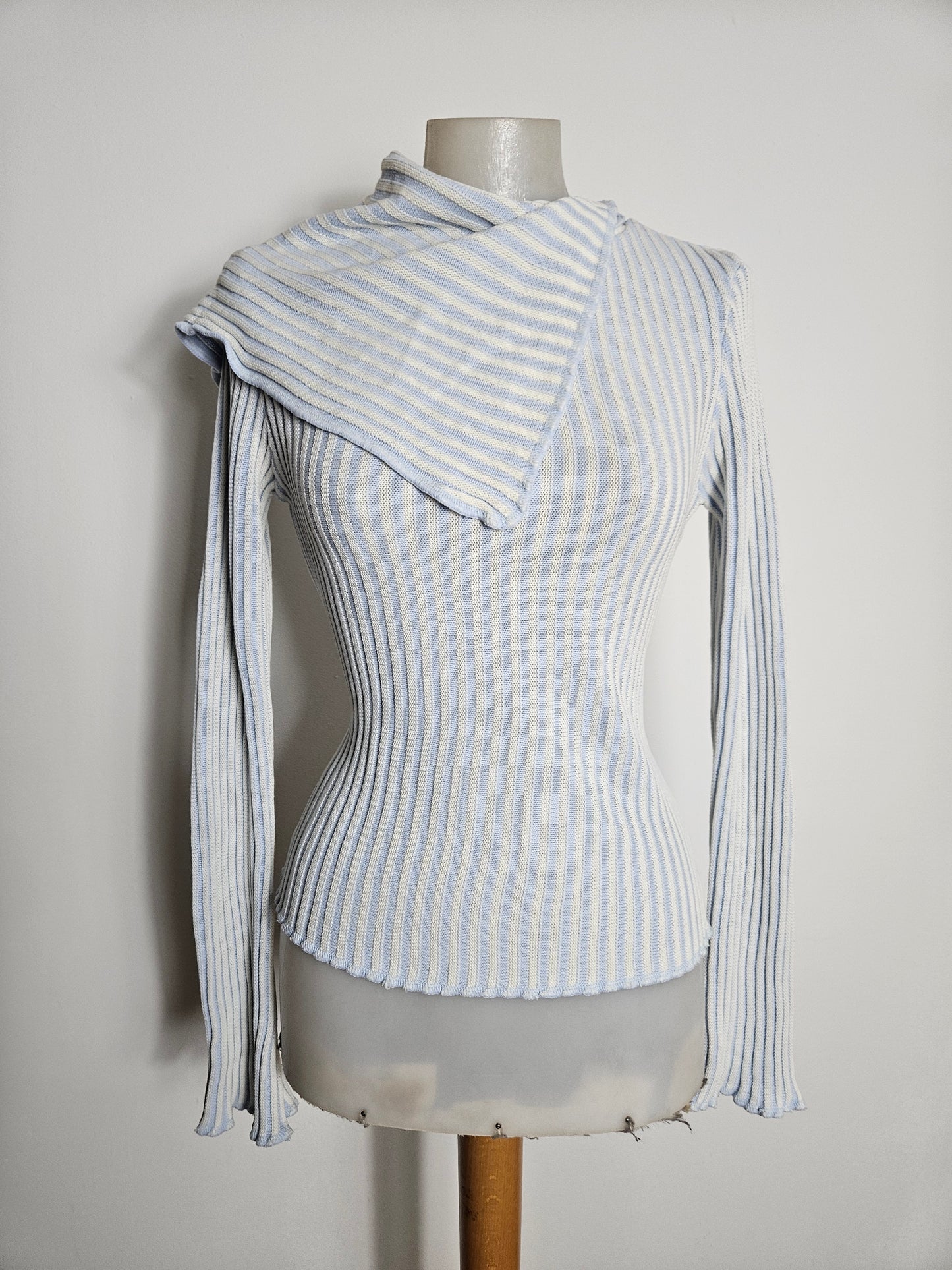 Suéter de cuello asimétrico azul y blanco