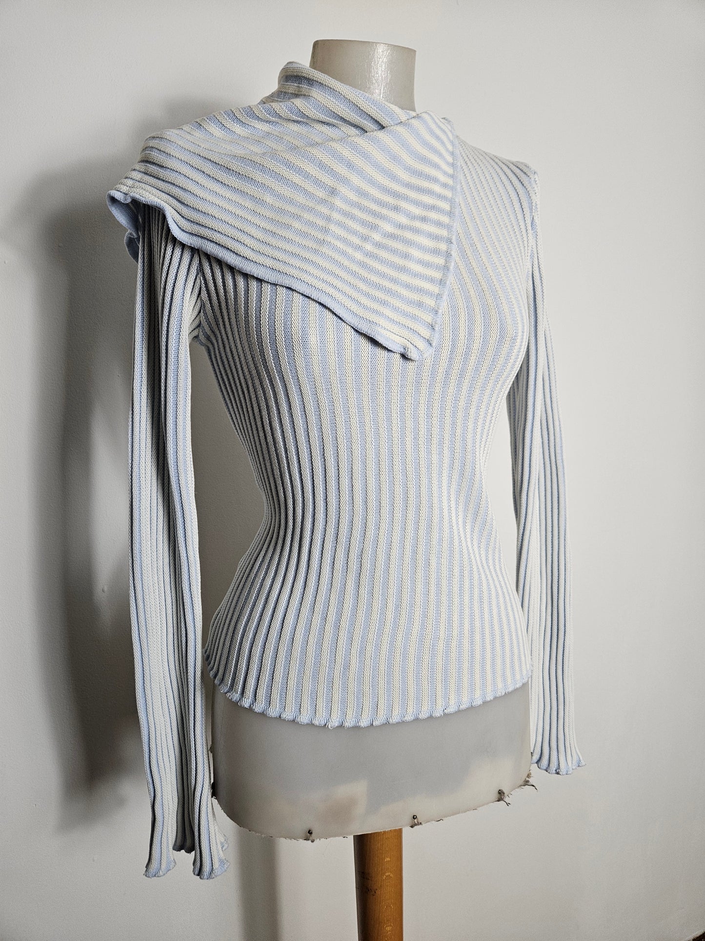 Suéter de cuello asimétrico azul y blanco