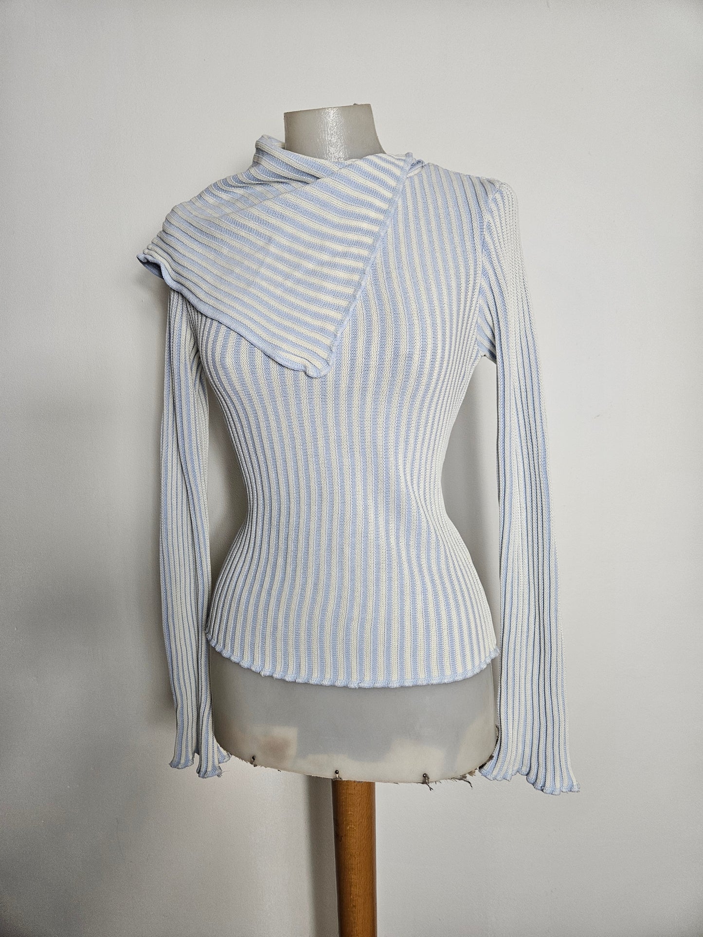 Suéter de cuello asimétrico azul y blanco