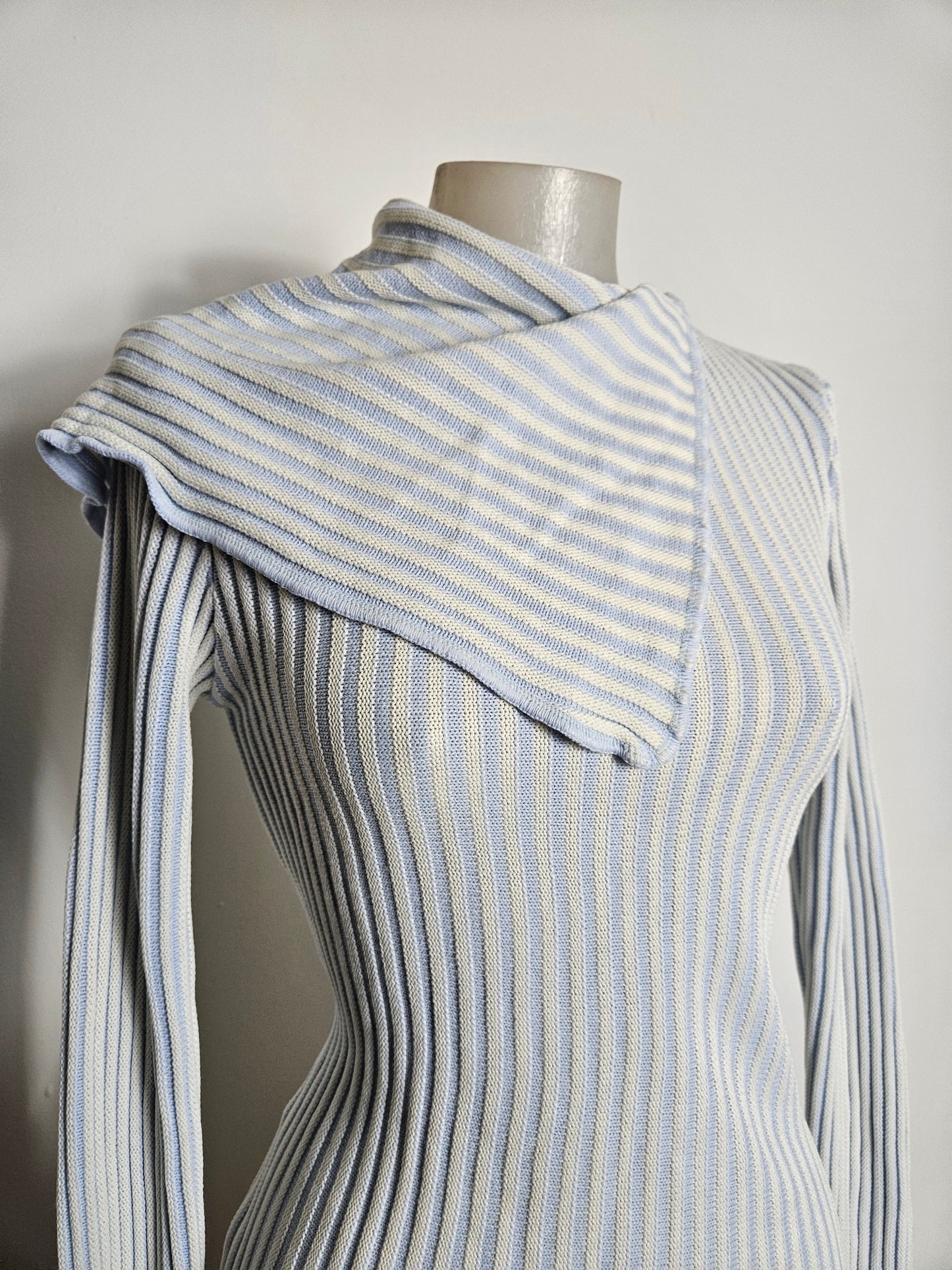 Suéter de cuello asimétrico azul y blanco