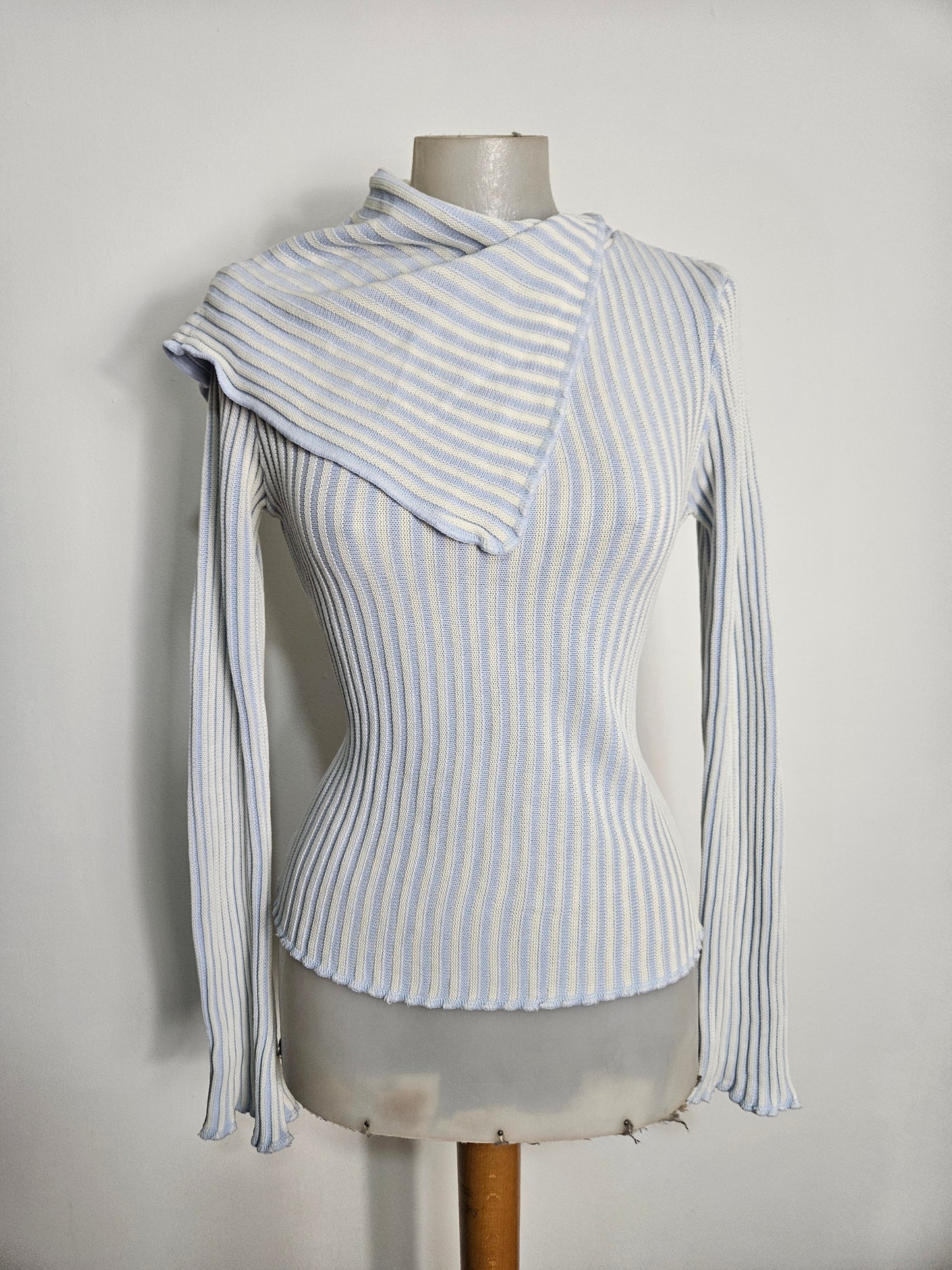 Suéter de cuello asimétrico azul y blanco