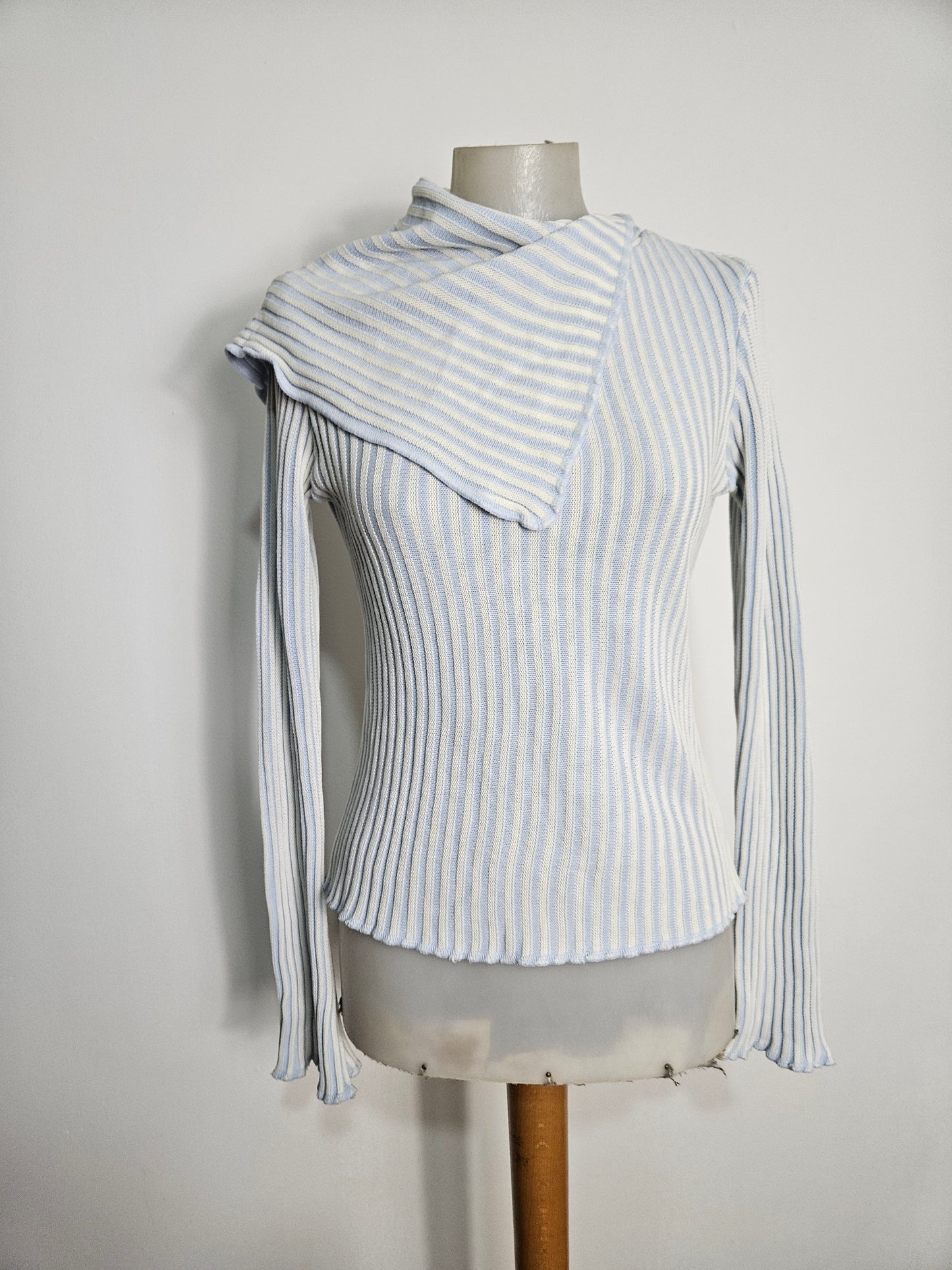 Suéter de cuello asimétrico azul y blanco