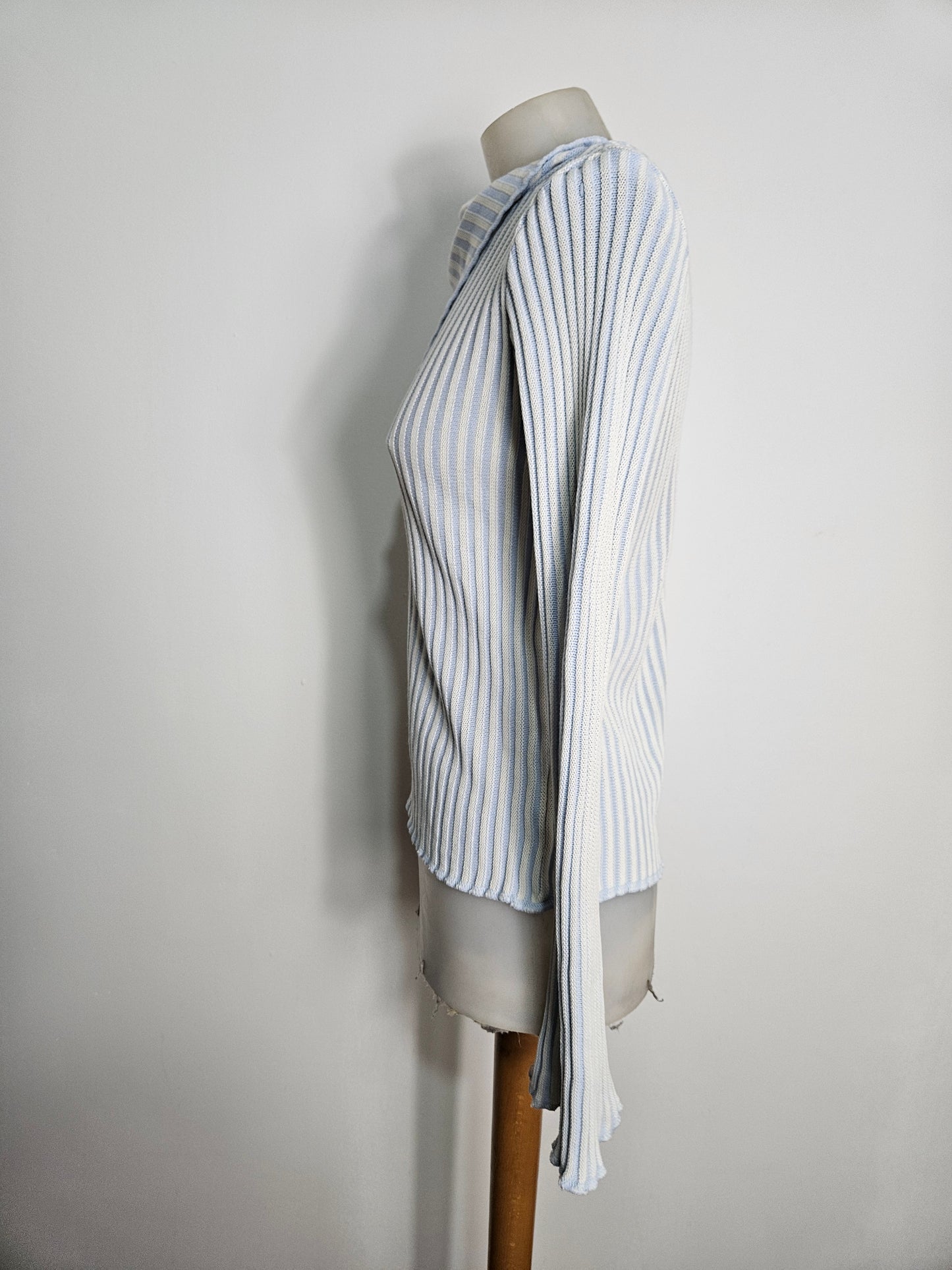 Suéter de cuello asimétrico azul y blanco