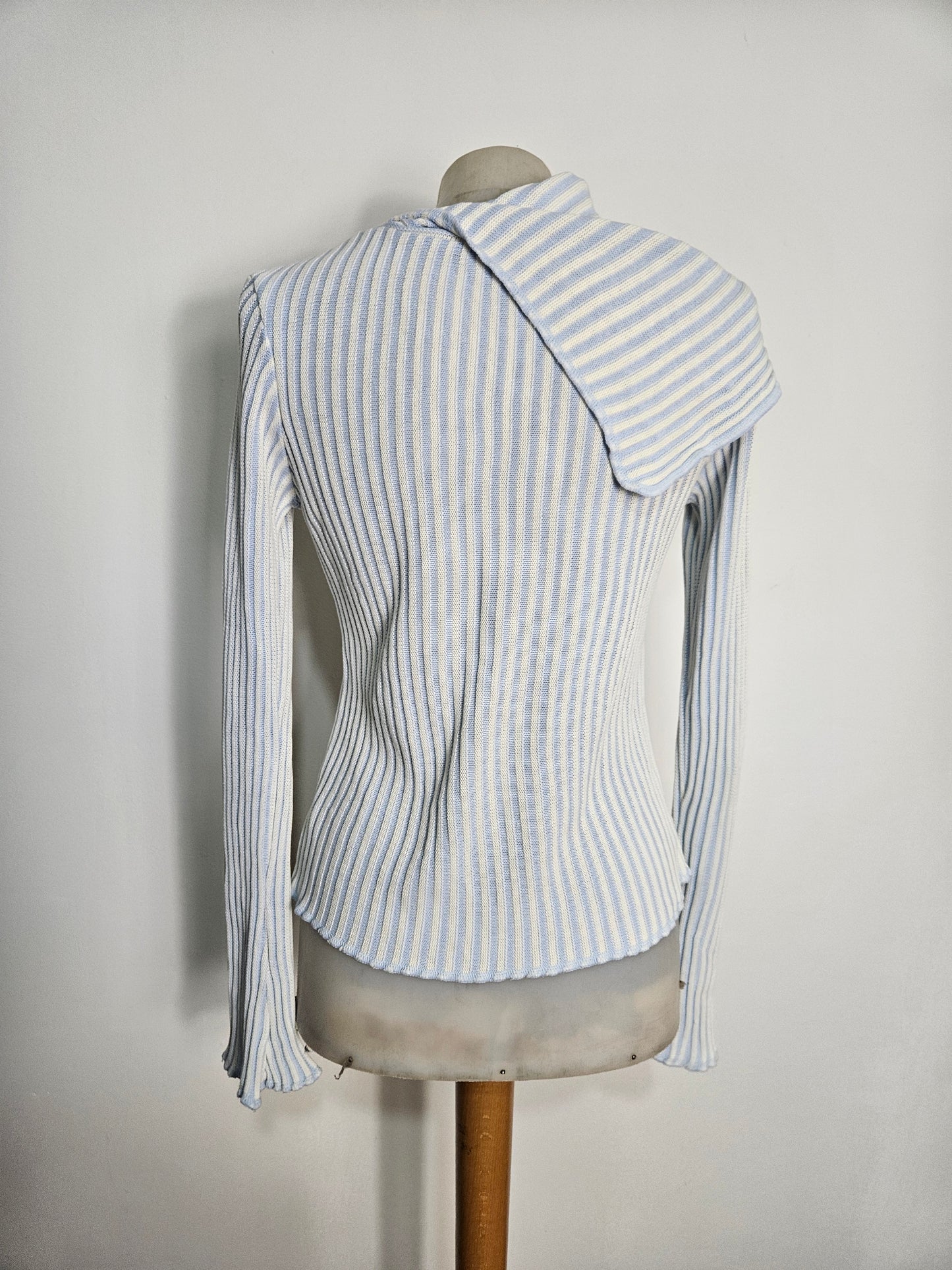 Suéter de cuello asimétrico azul y blanco