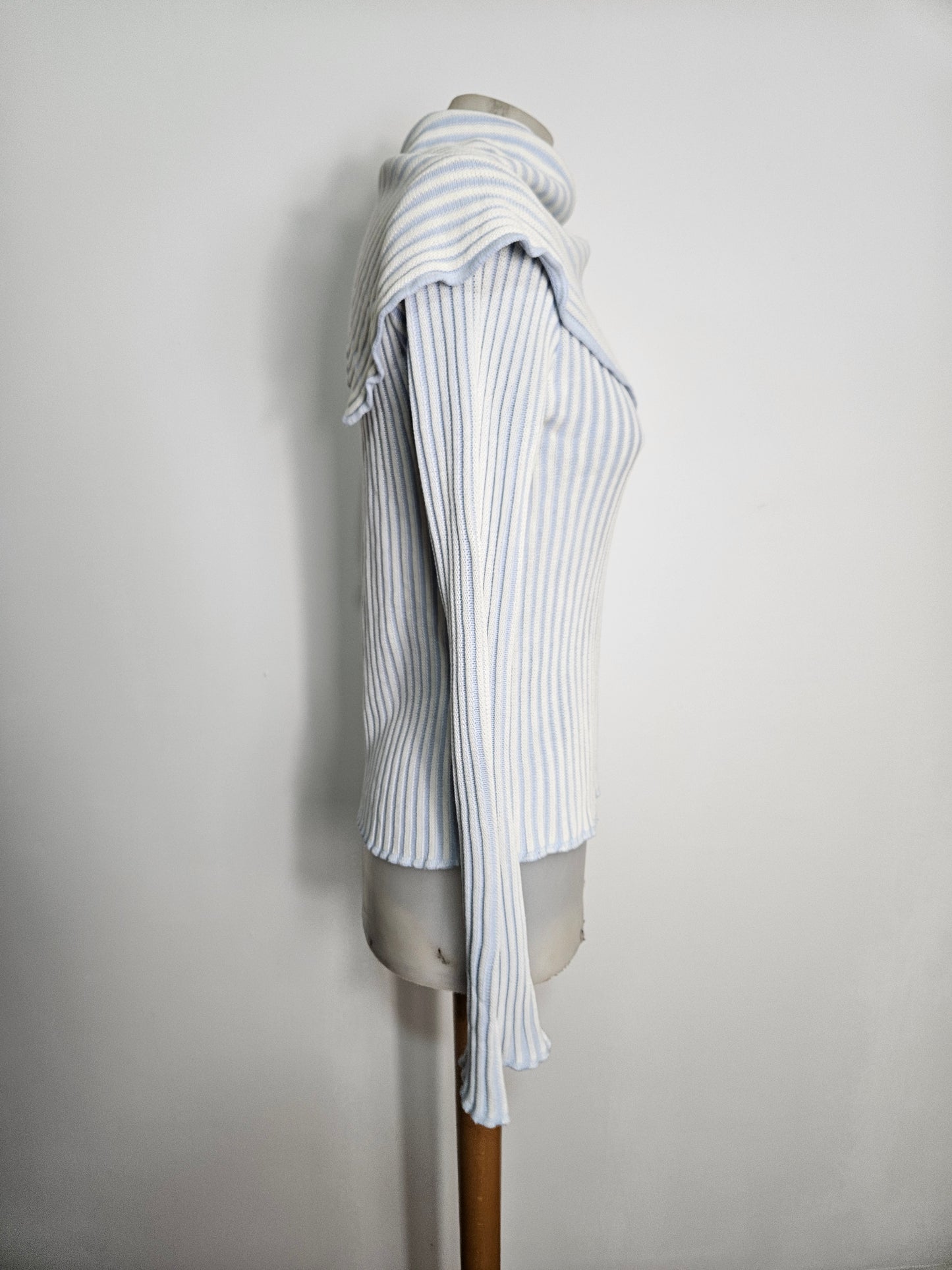 Suéter de cuello asimétrico azul y blanco