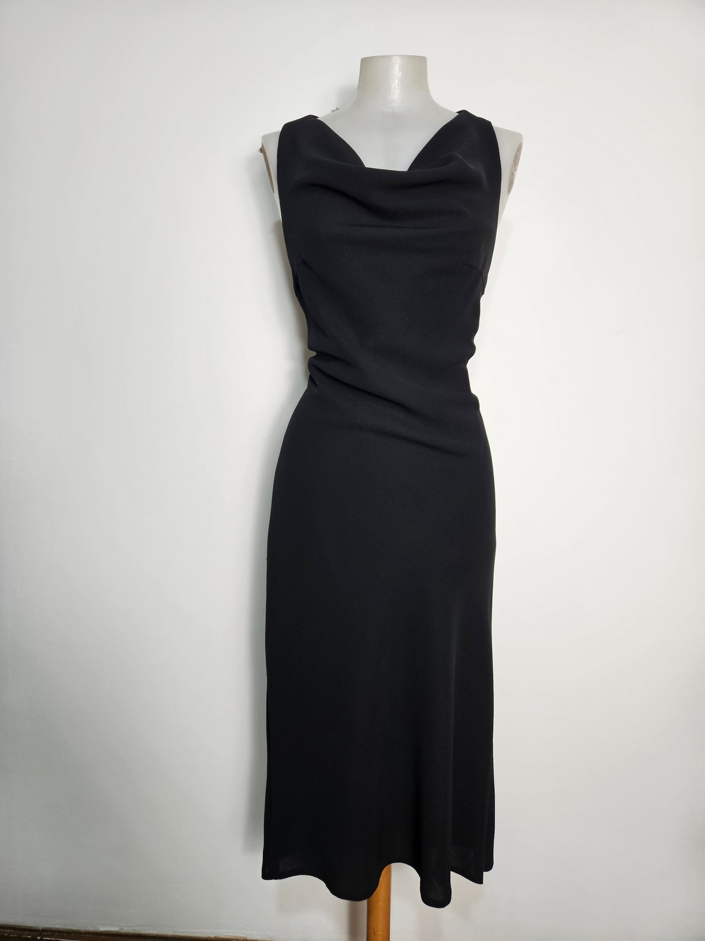 Robe noire col bénitier