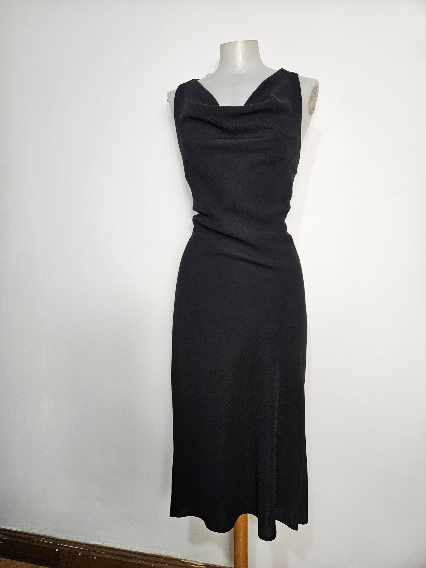 Robe noire col bénitier