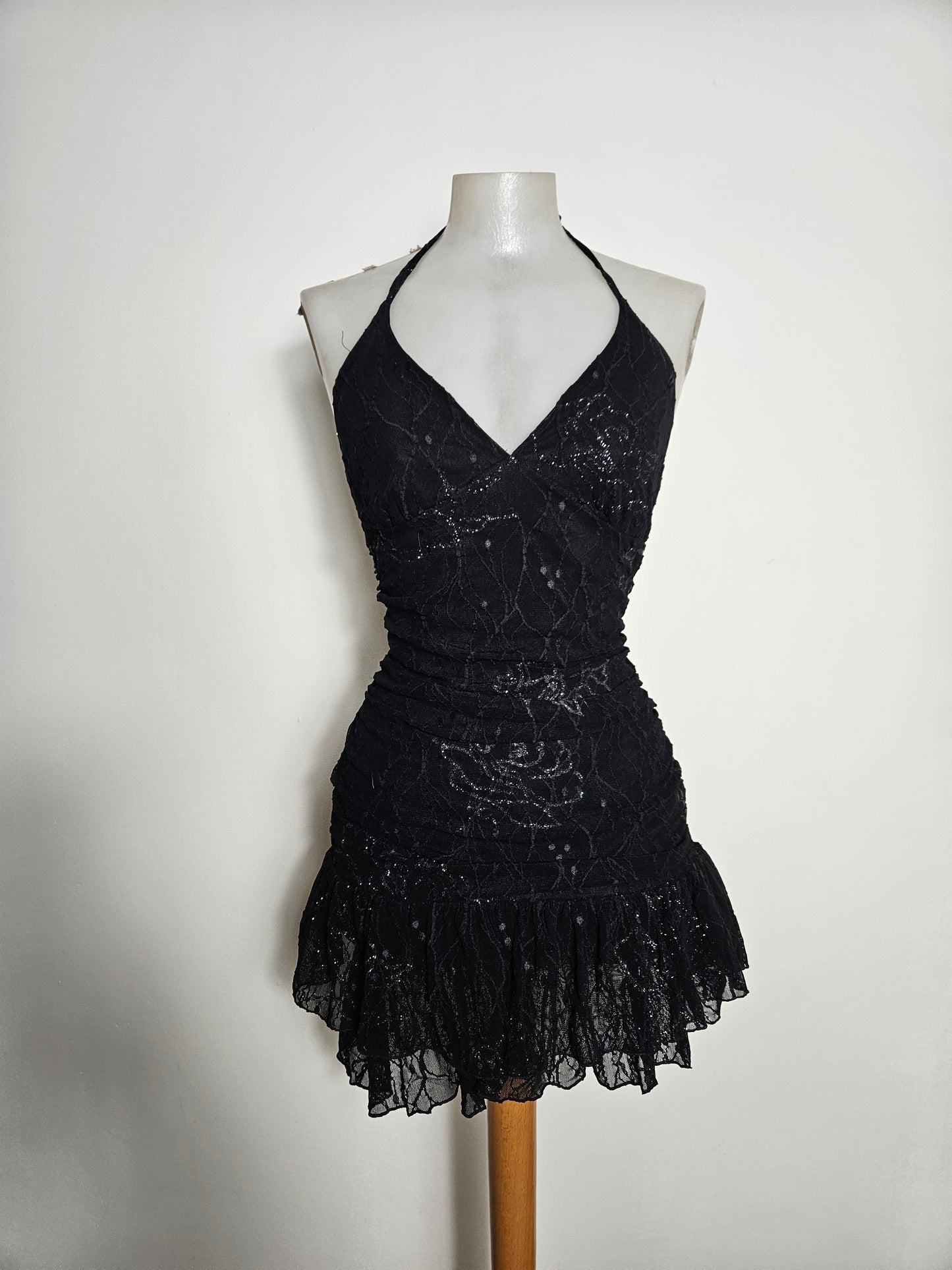 Vestido negro sin espalda con pedrería
