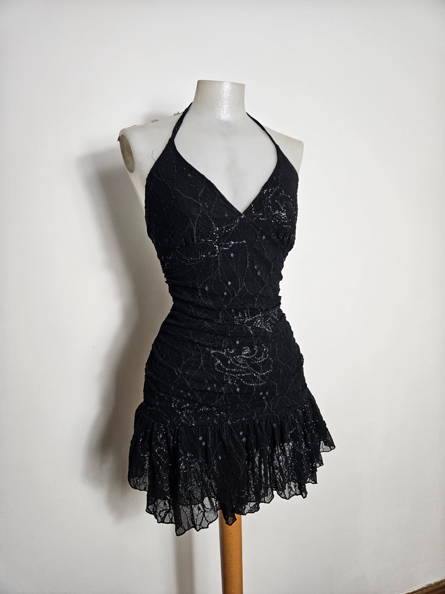 Vestido negro sin espalda con pedrería