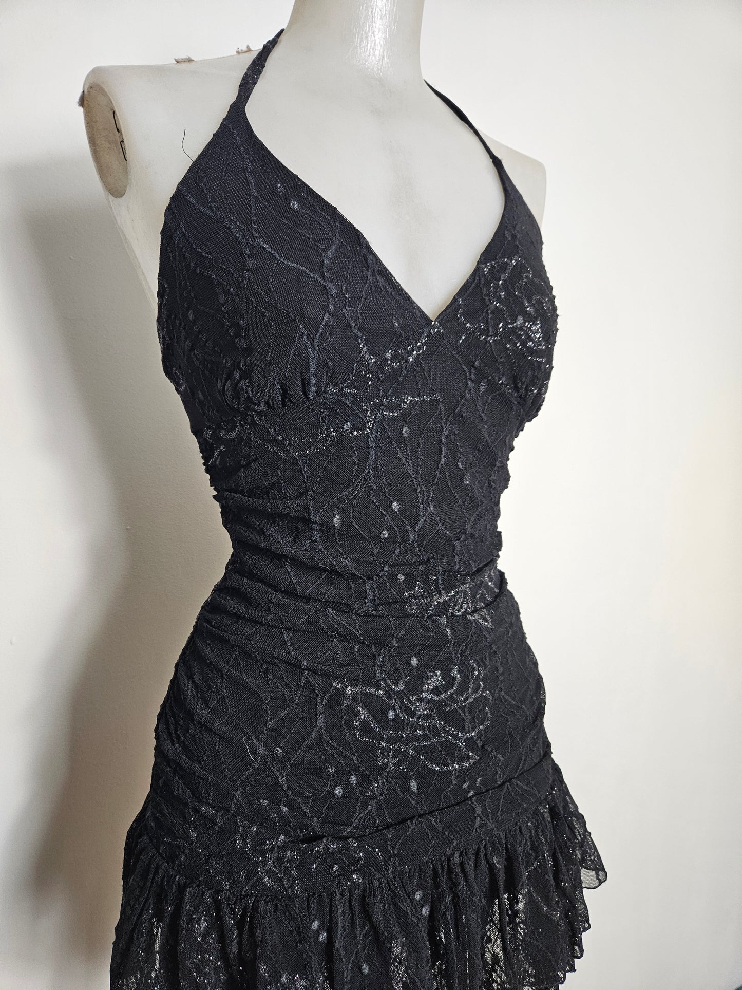 Vestido negro sin espalda con pedrería