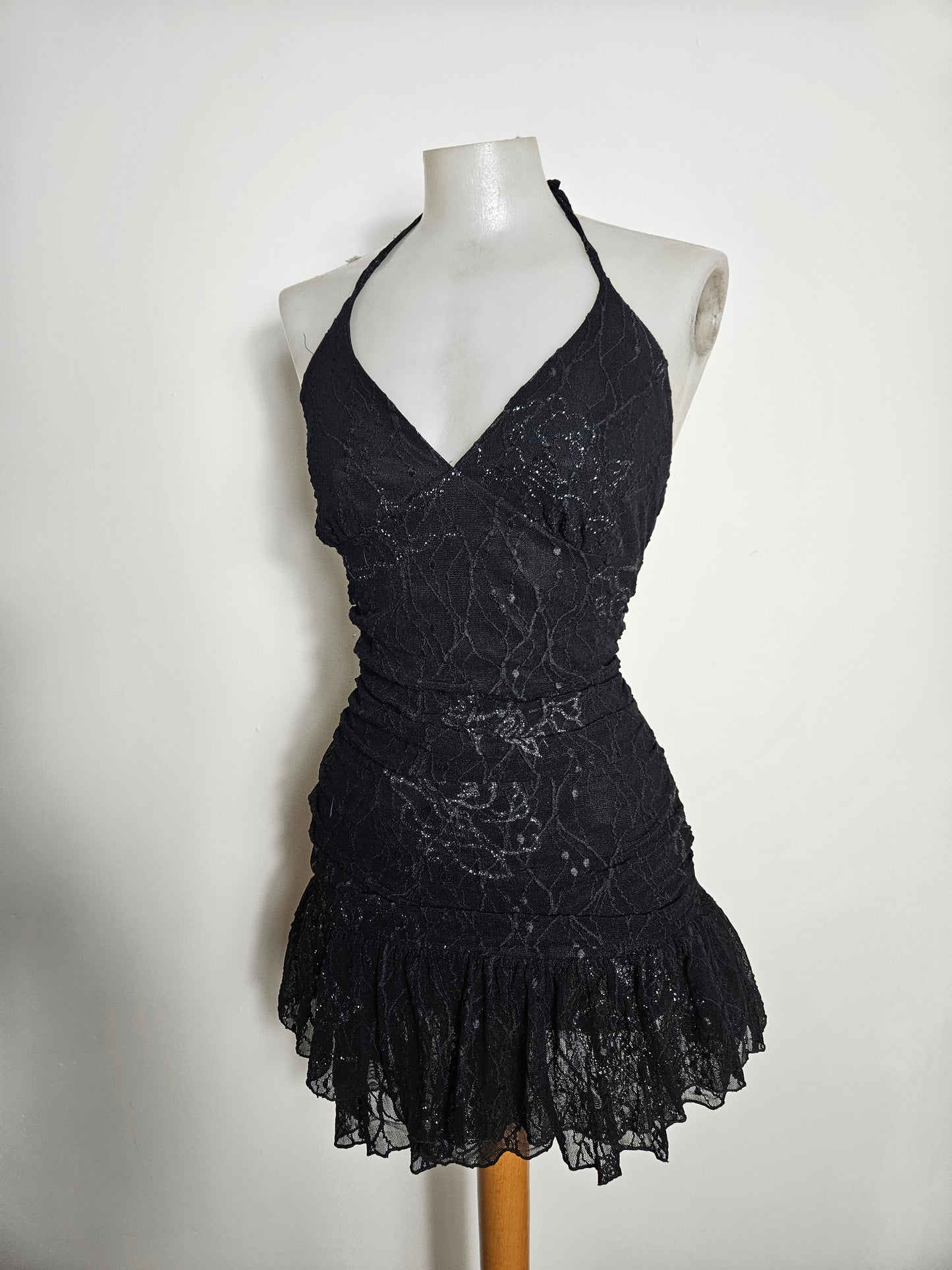 Vestido negro sin espalda con pedrería