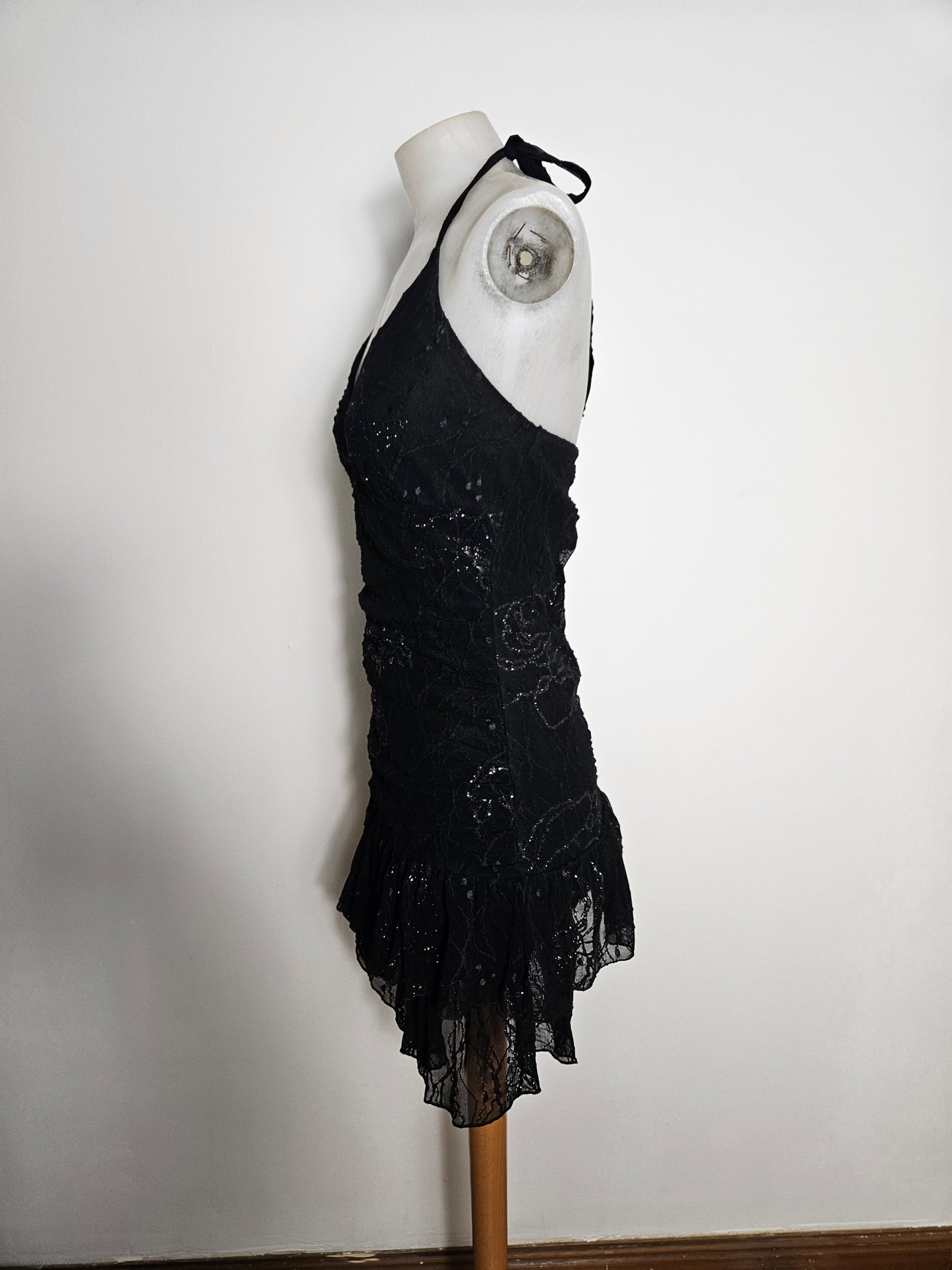 Vestido negro sin espalda con pedrería