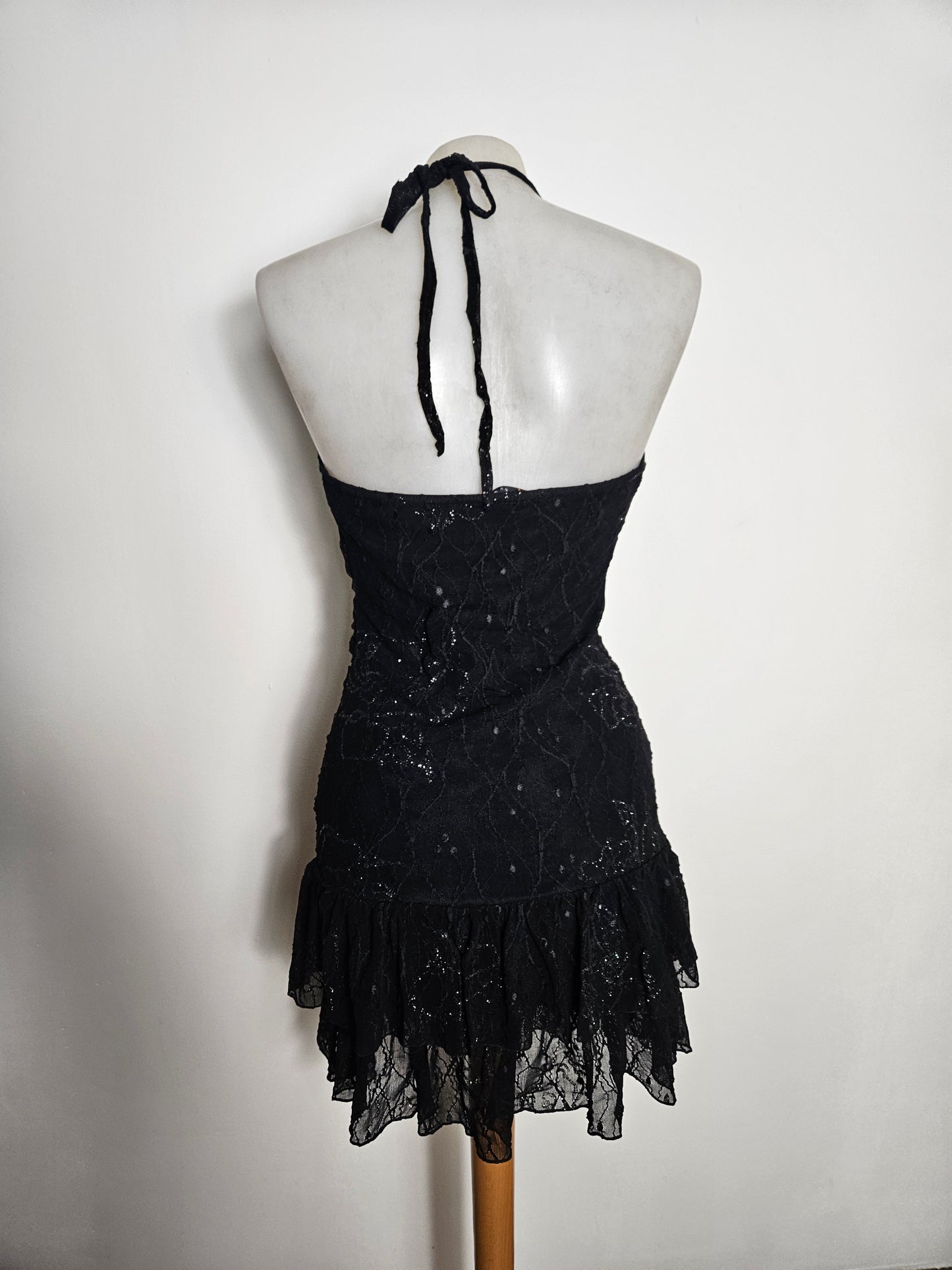 Vestido negro sin espalda con pedrería