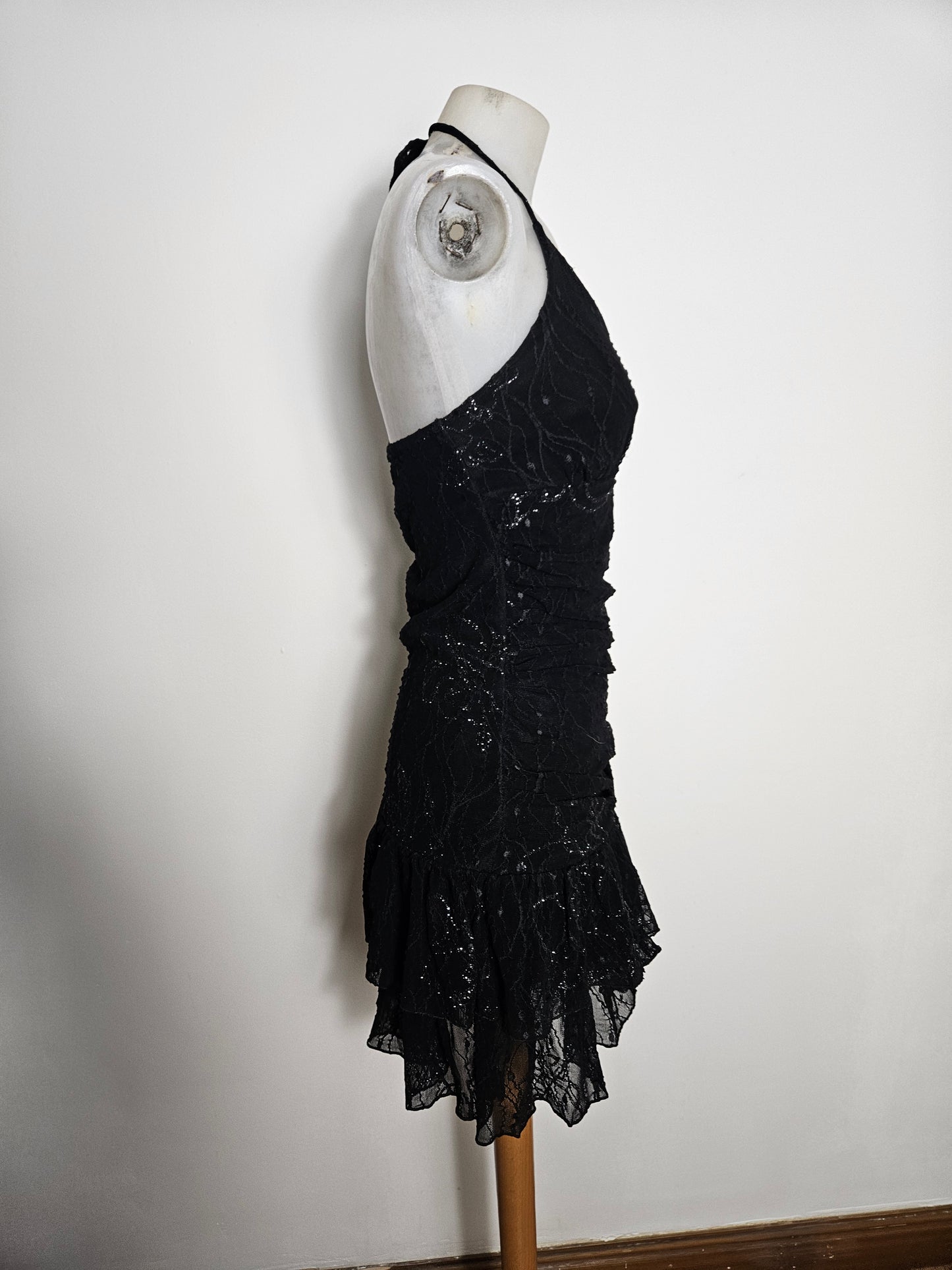 Vestido negro sin espalda con pedrería