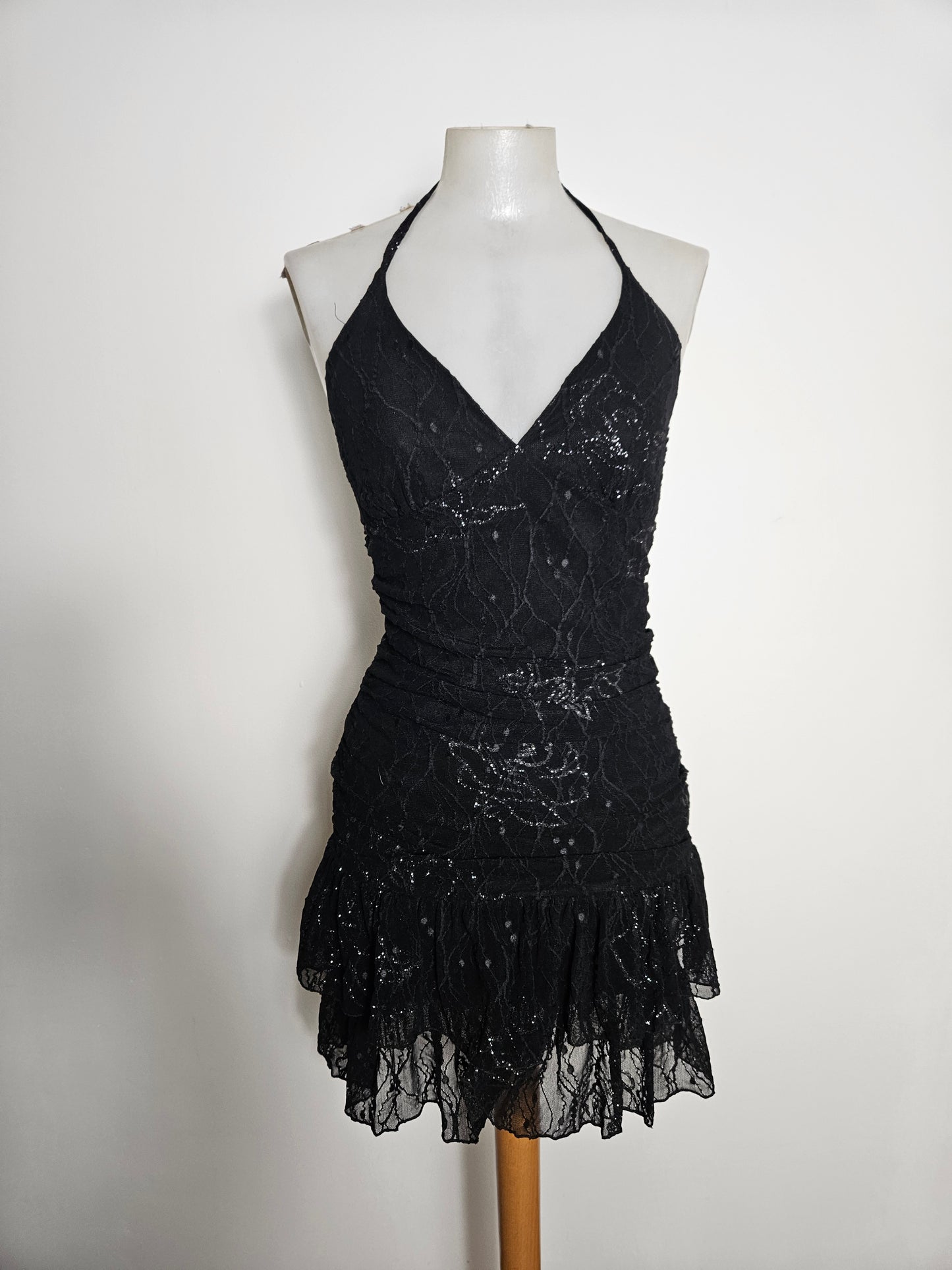 Vestido negro sin espalda con pedrería