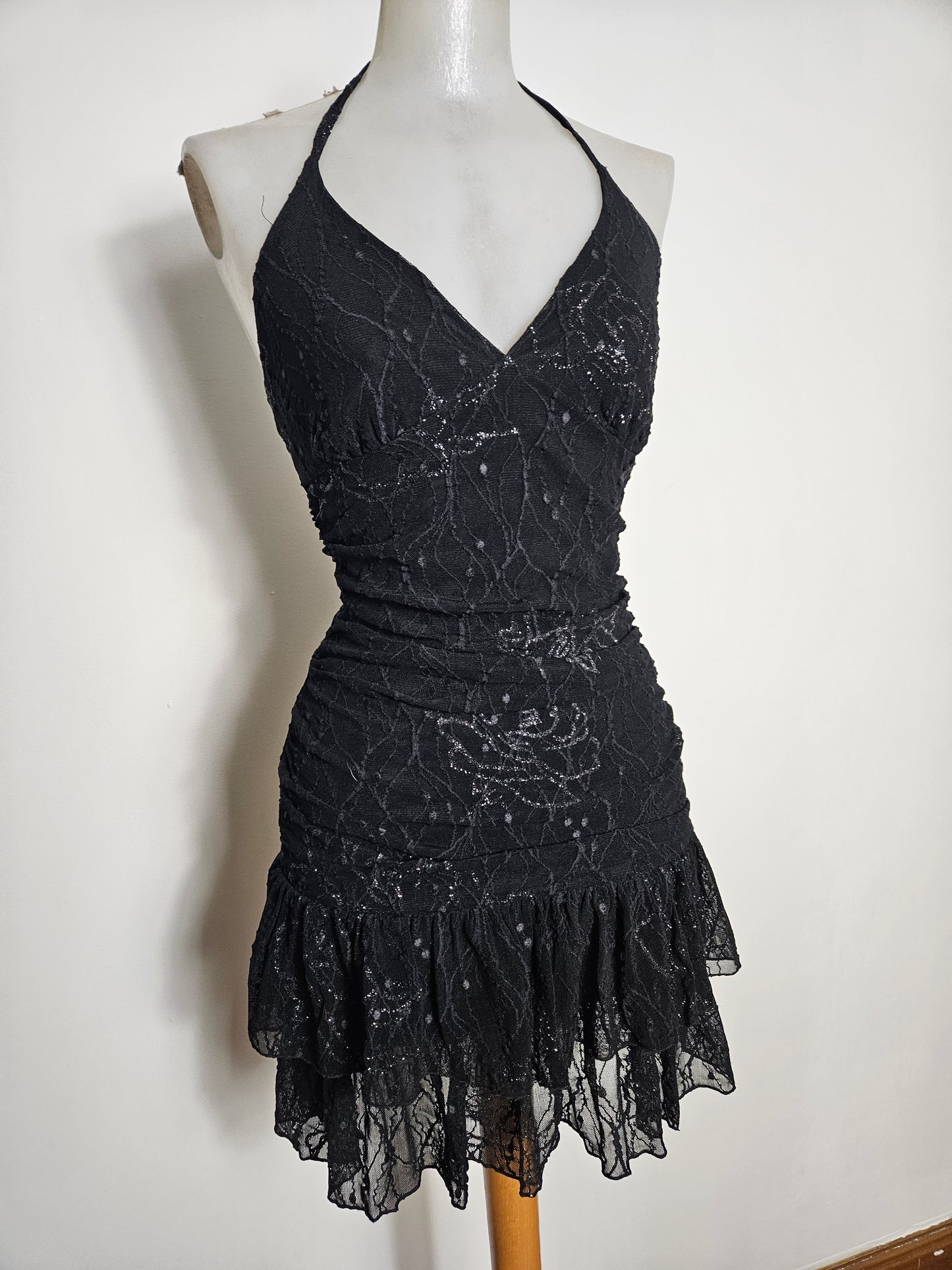 Vestido negro sin espalda con pedrería