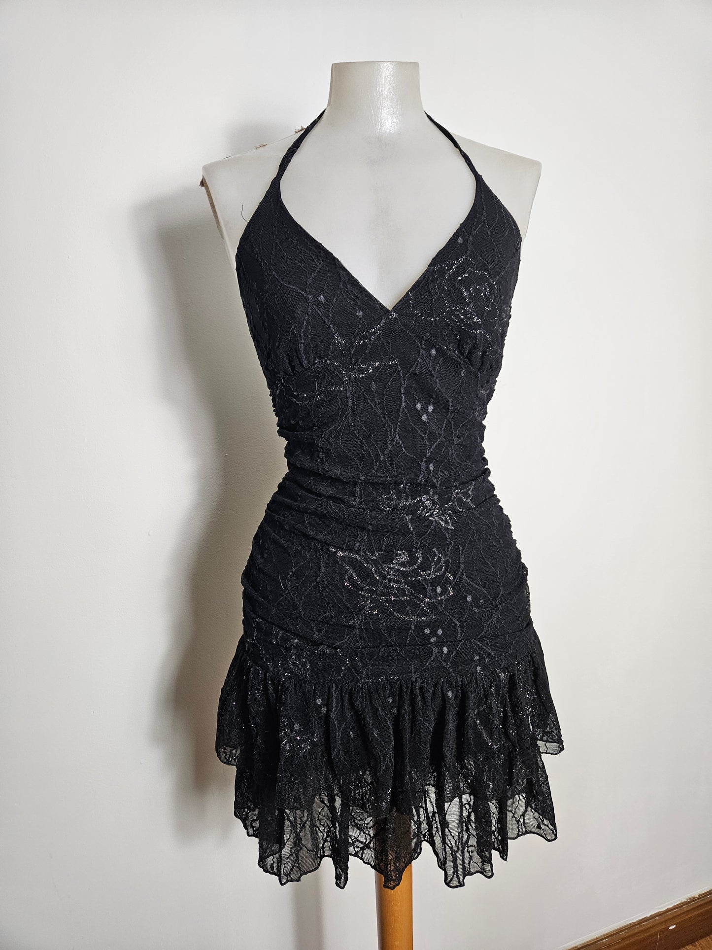 Vestido negro sin espalda con pedrería