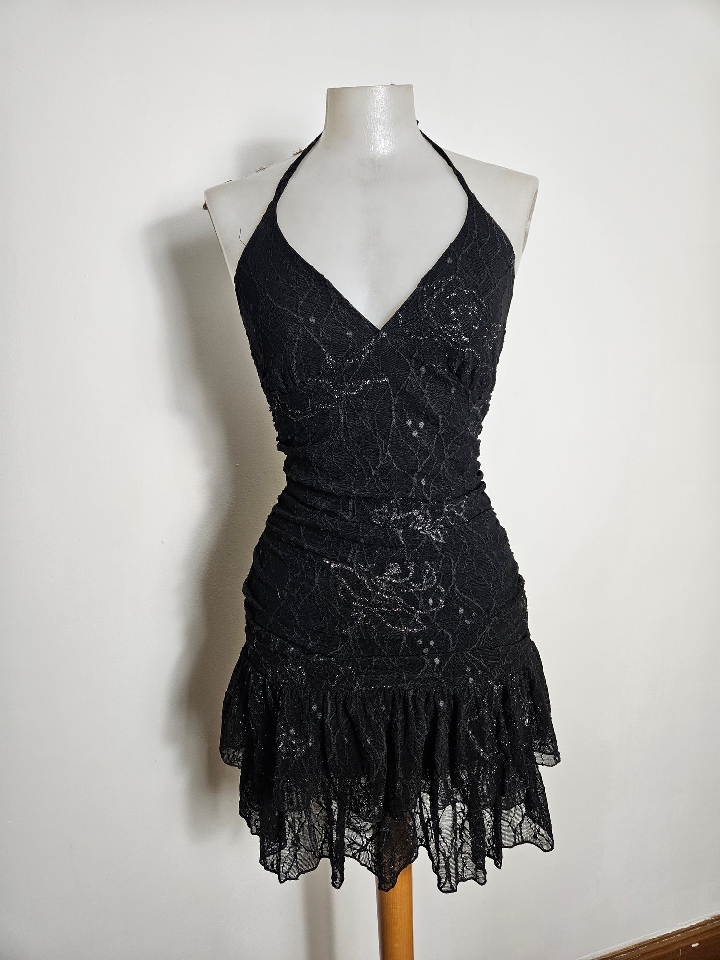 Vestido negro sin espalda con pedrería