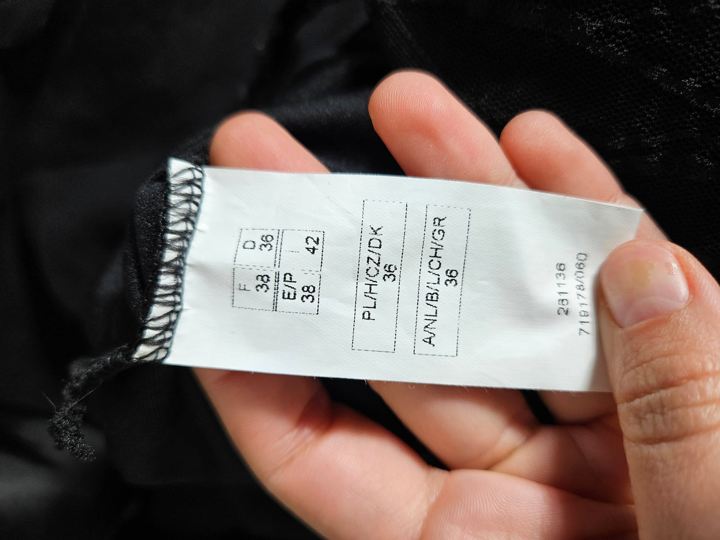Vestido negro sin espalda con pedrería