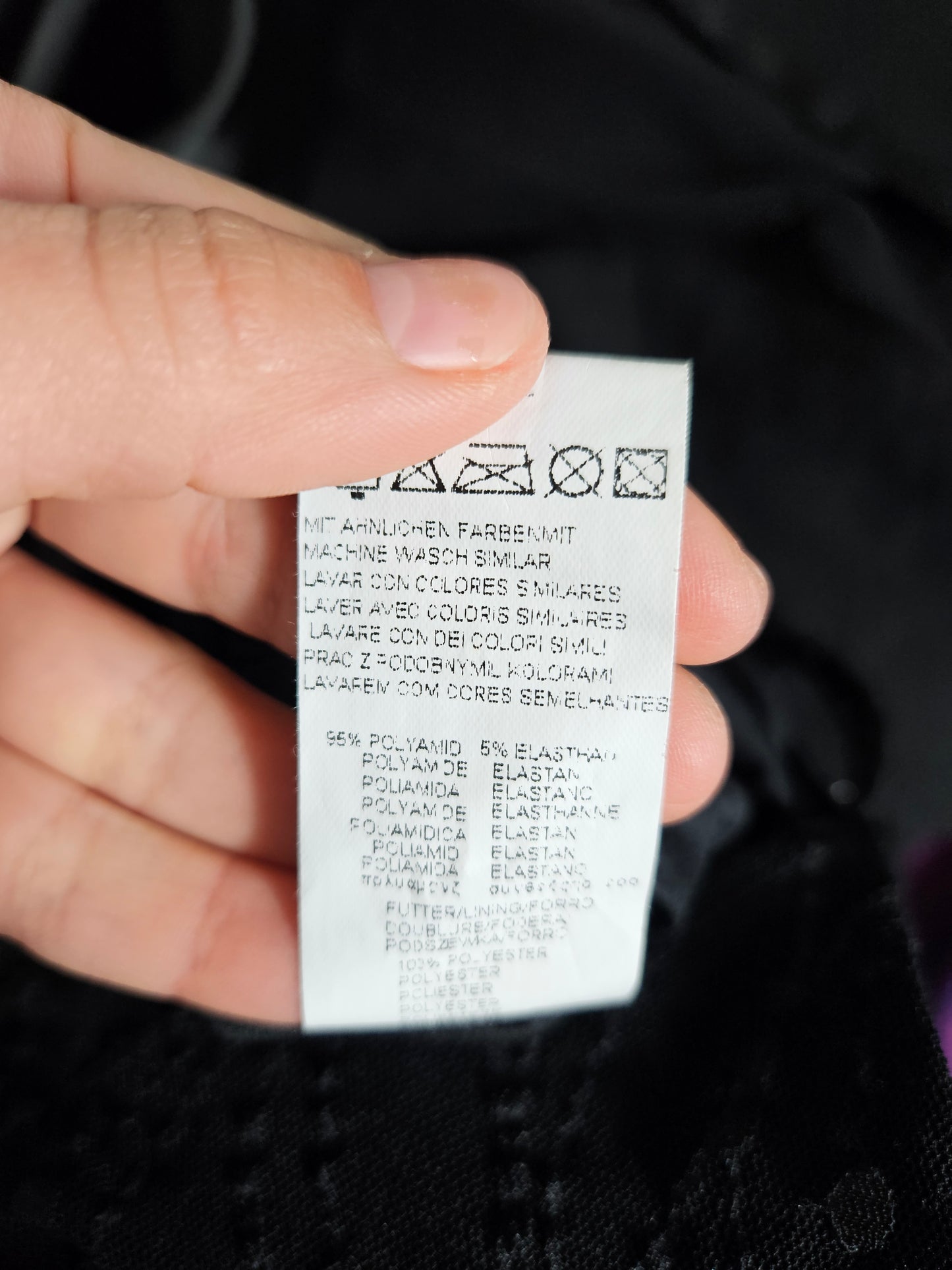 Vestido negro sin espalda con pedrería
