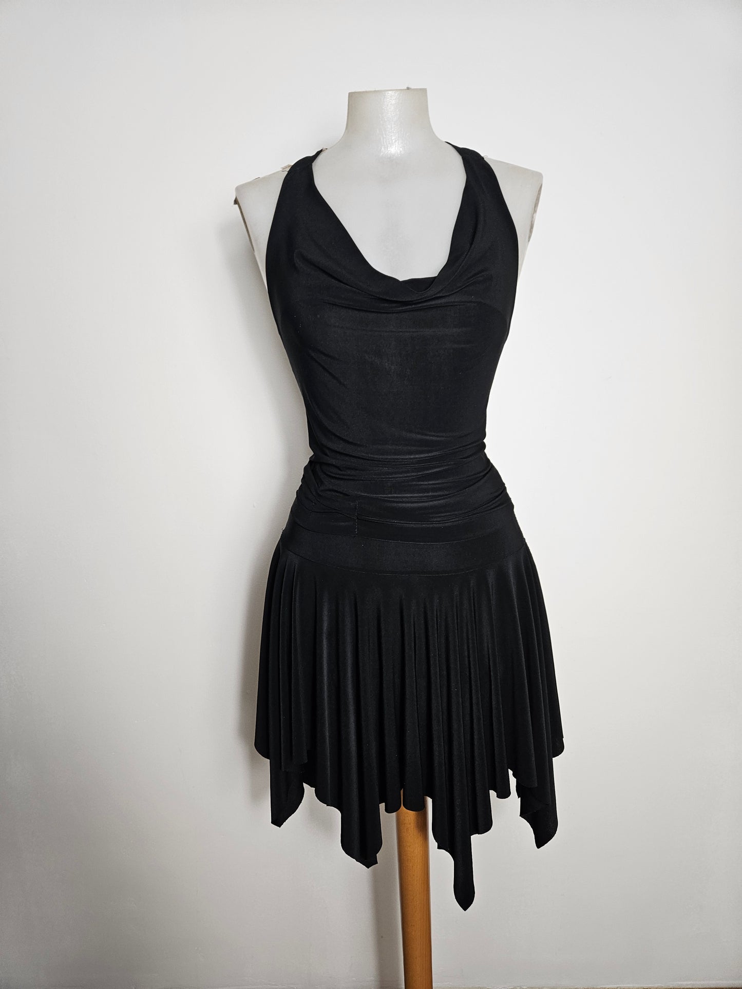 Vestido asimétrico sin espalda