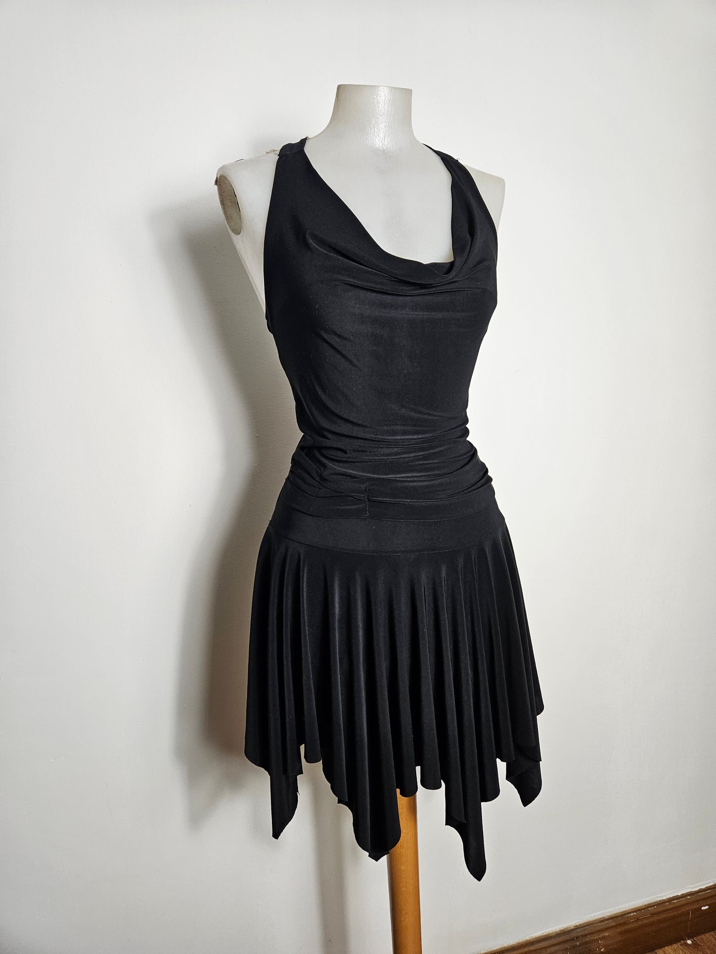 Vestido asimétrico sin espalda