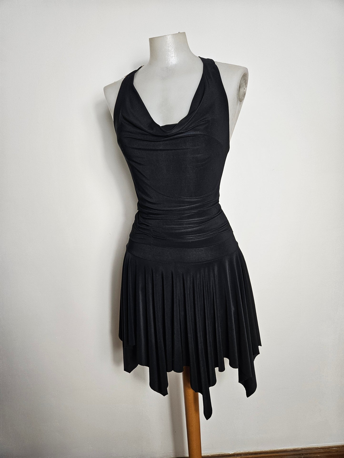 Vestido asimétrico sin espalda