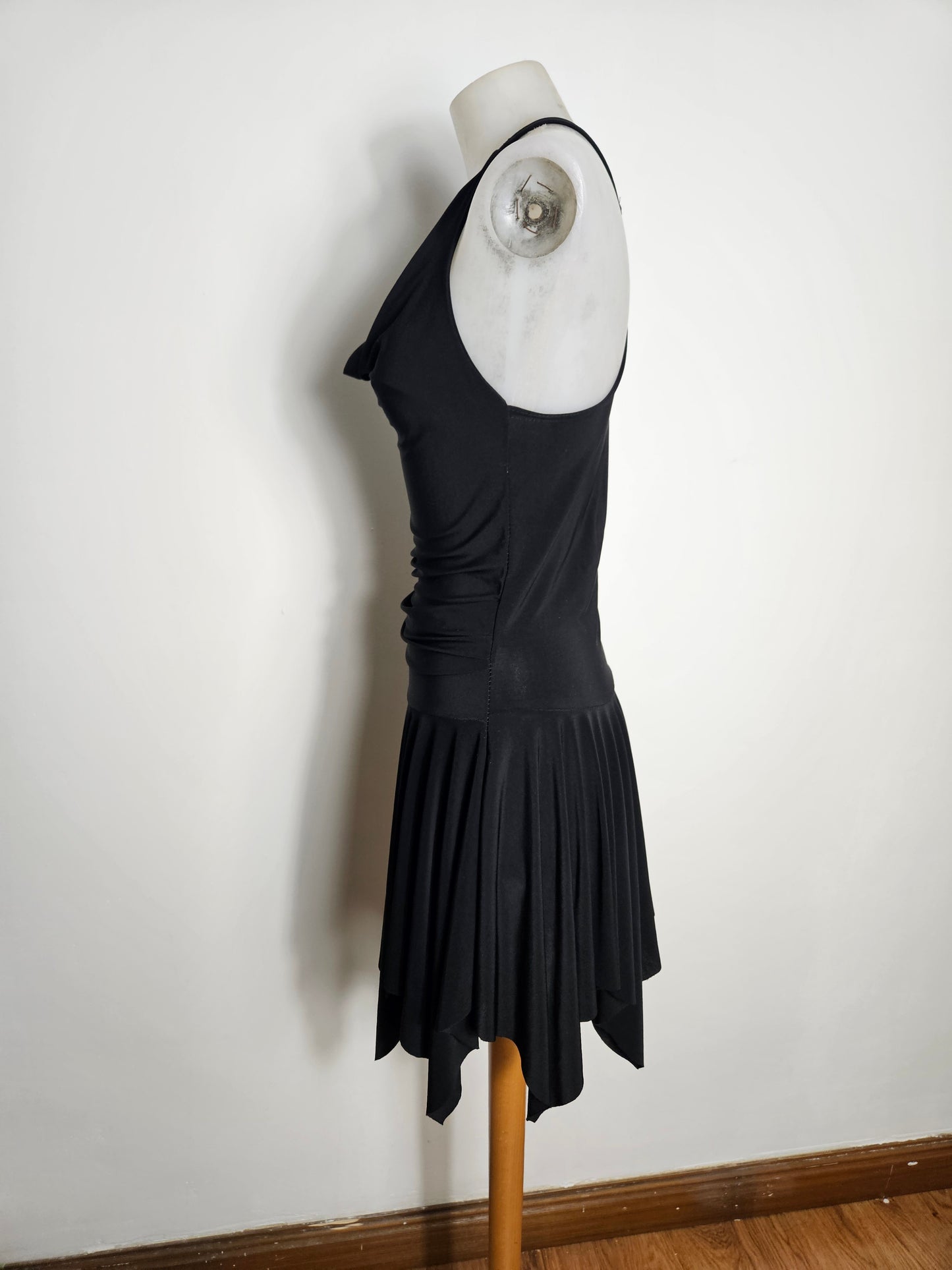 Vestido asimétrico sin espalda
