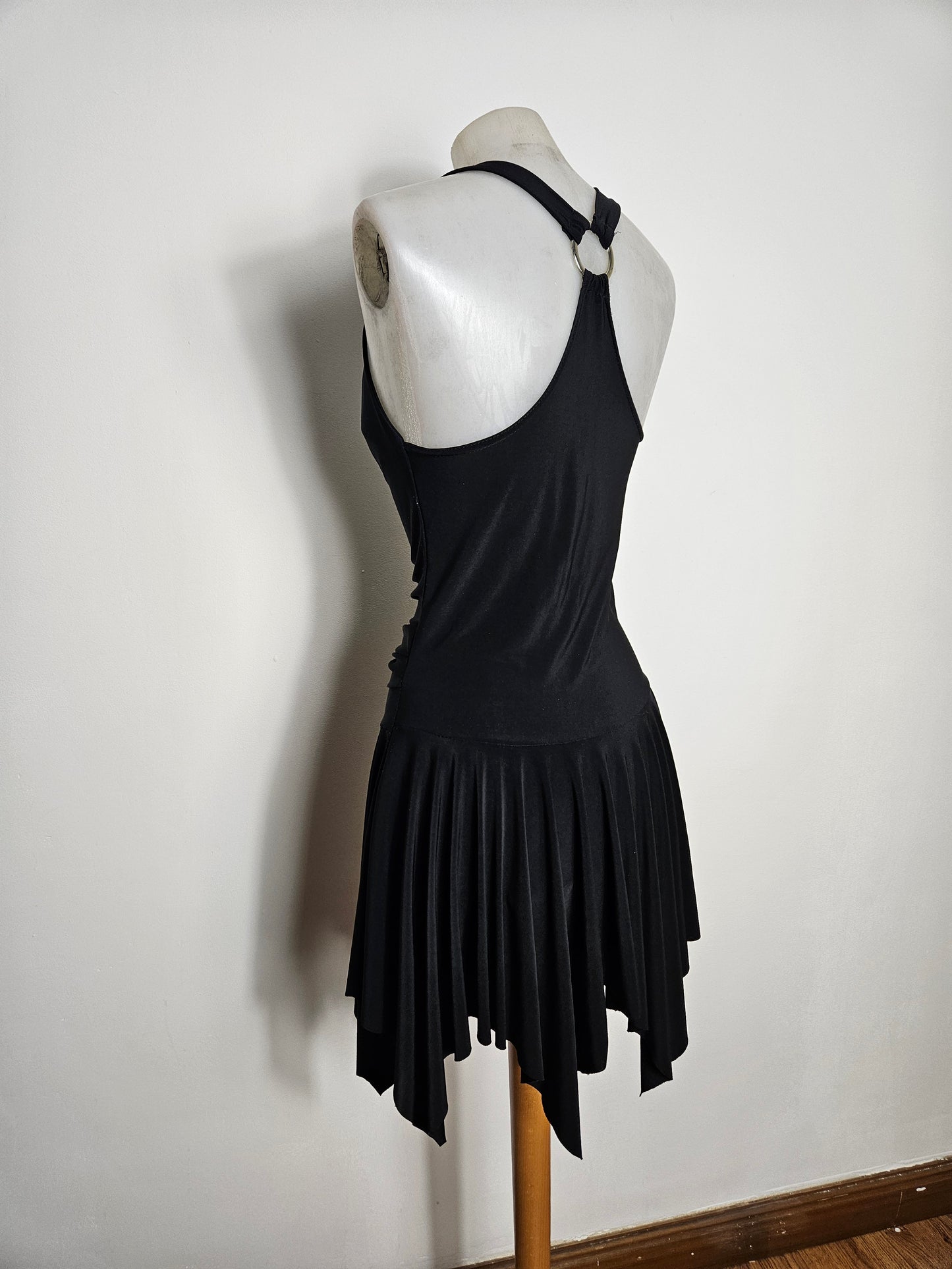 Vestido asimétrico sin espalda
