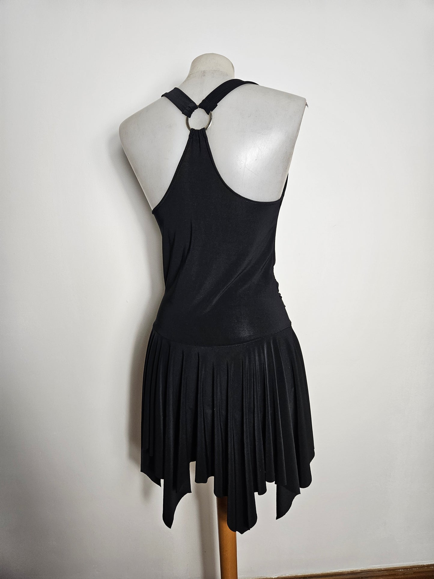 Vestido asimétrico sin espalda