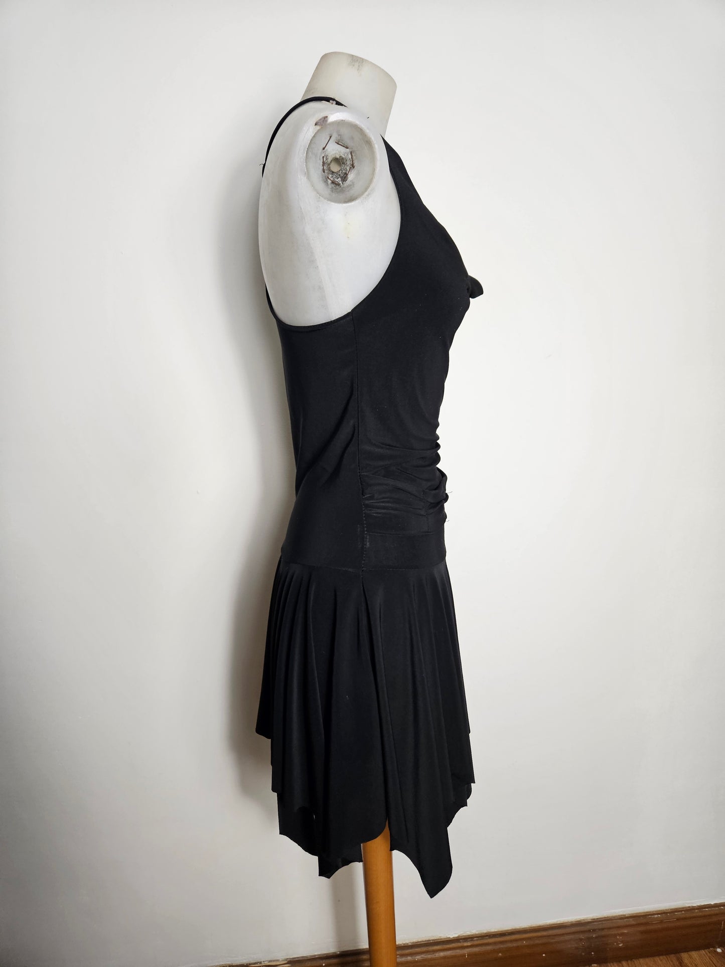 Vestido asimétrico sin espalda