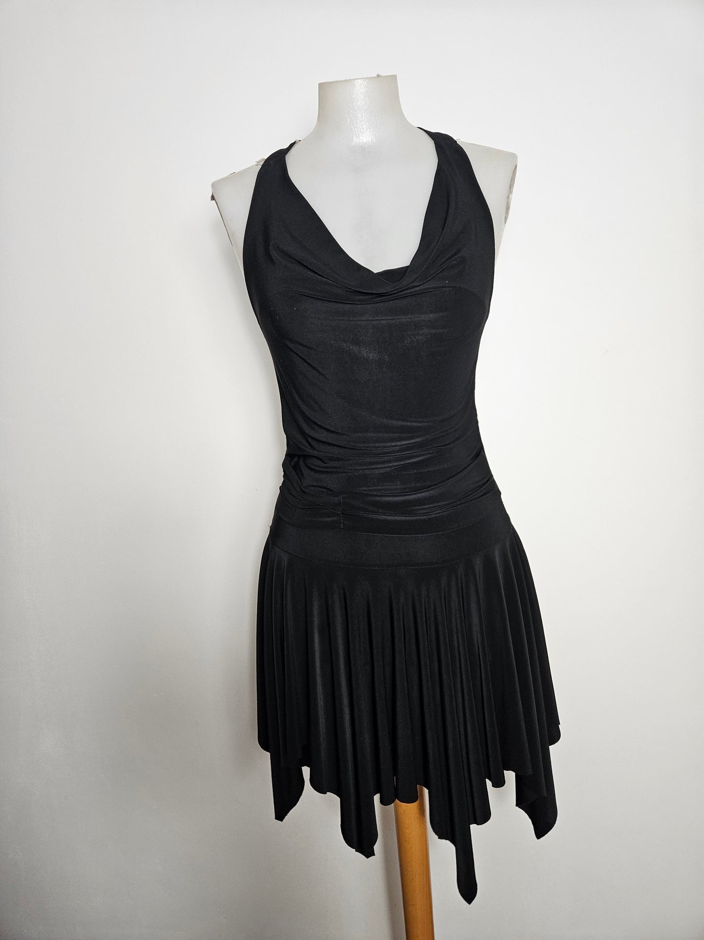 Vestido asimétrico sin espalda