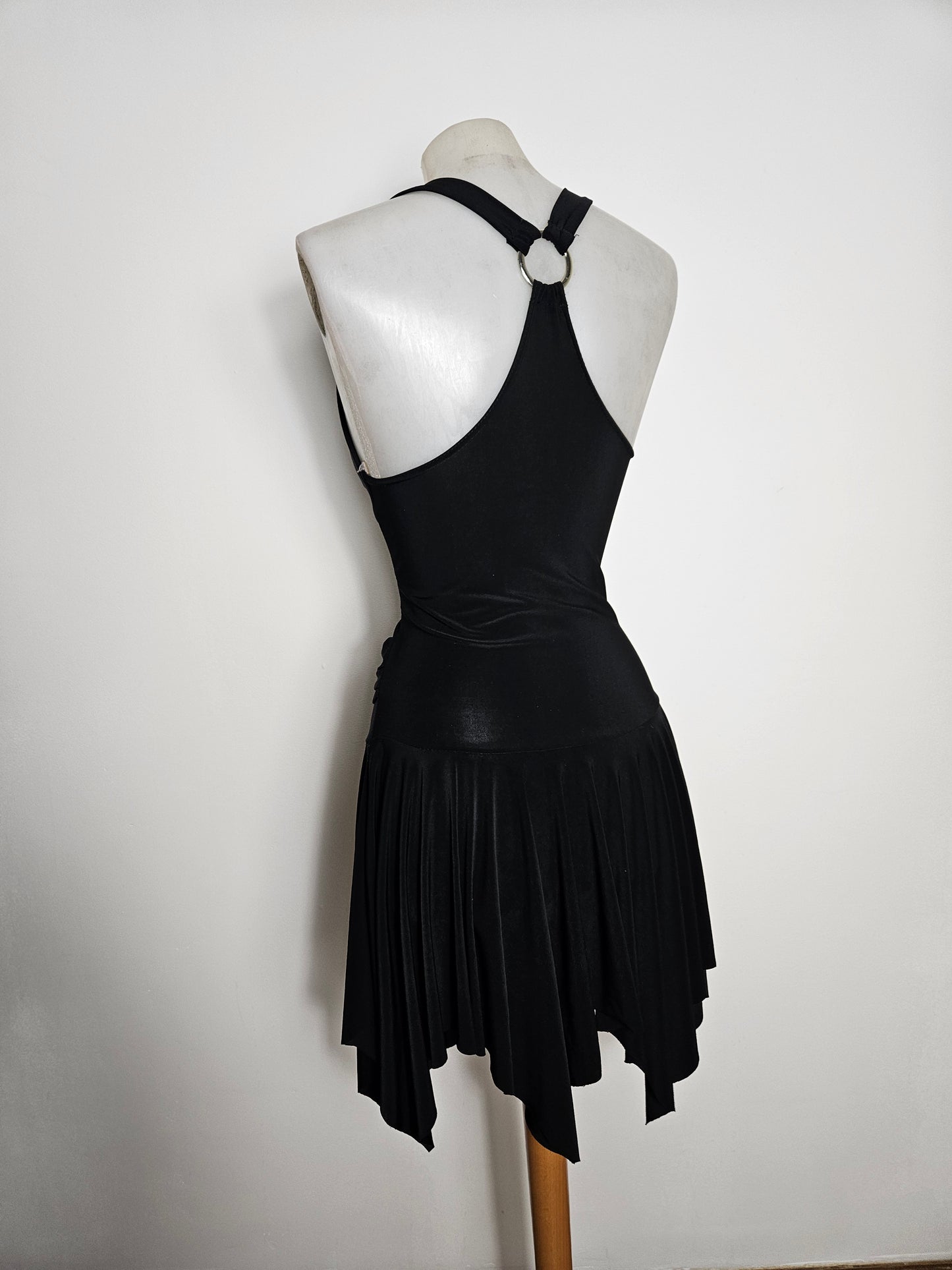 Vestido asimétrico sin espalda