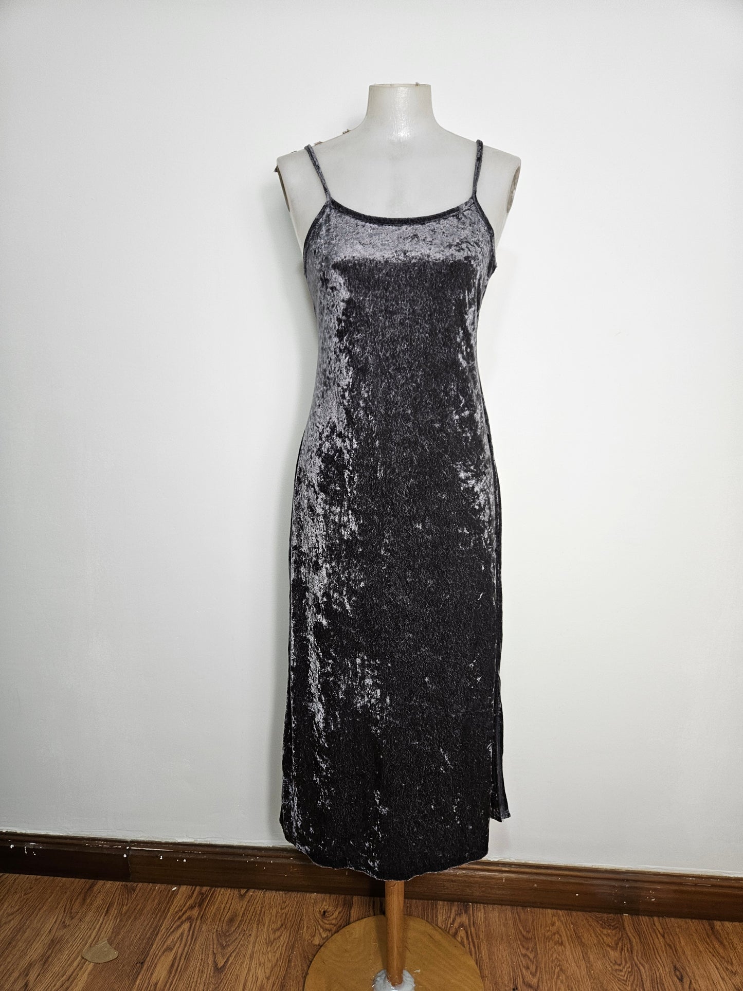 Vestido de terciopelo gris de pelo corto