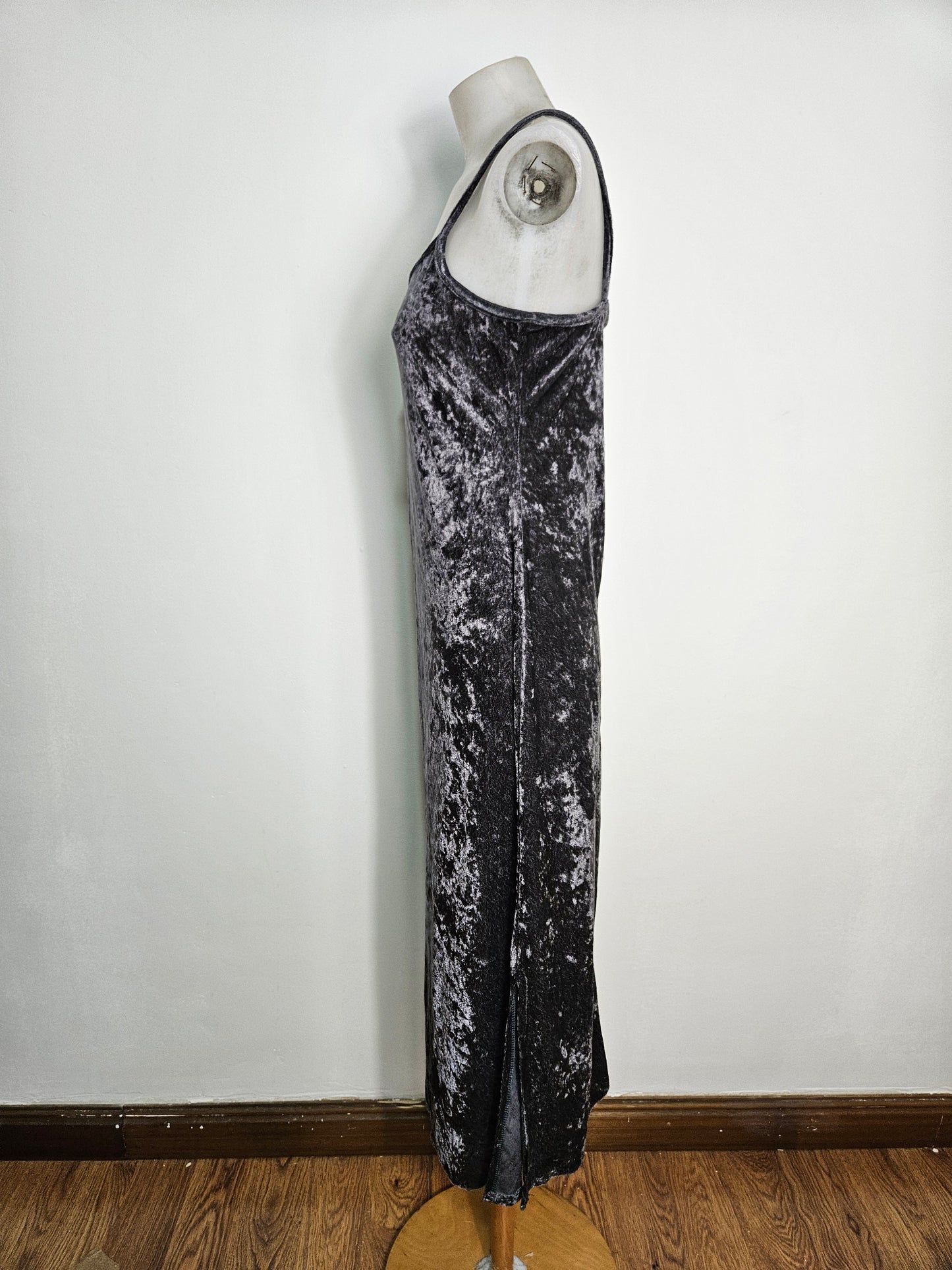 Vestido de terciopelo gris de pelo corto