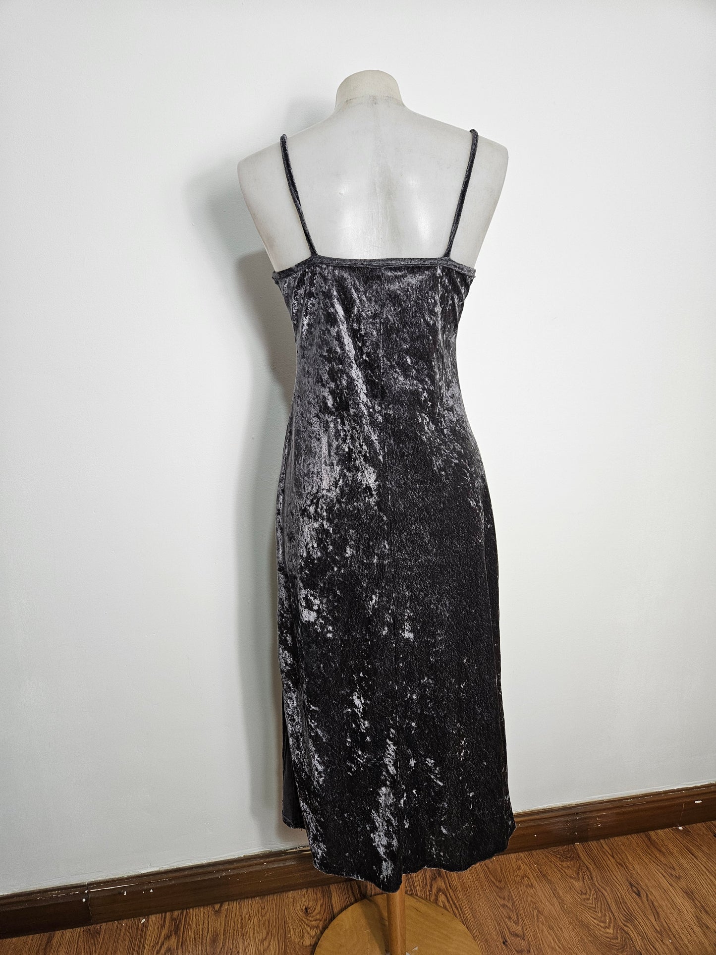 Vestido de terciopelo gris de pelo corto