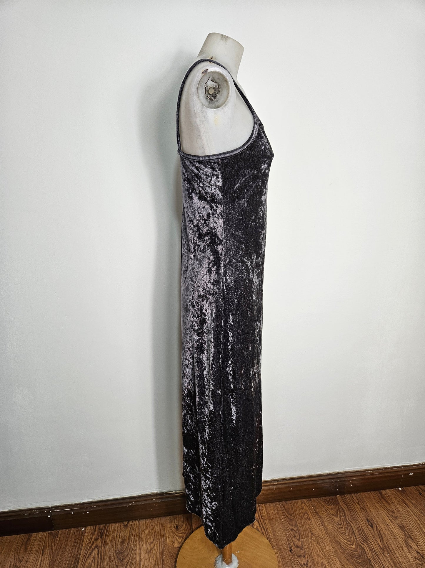 Vestido de terciopelo gris de pelo corto
