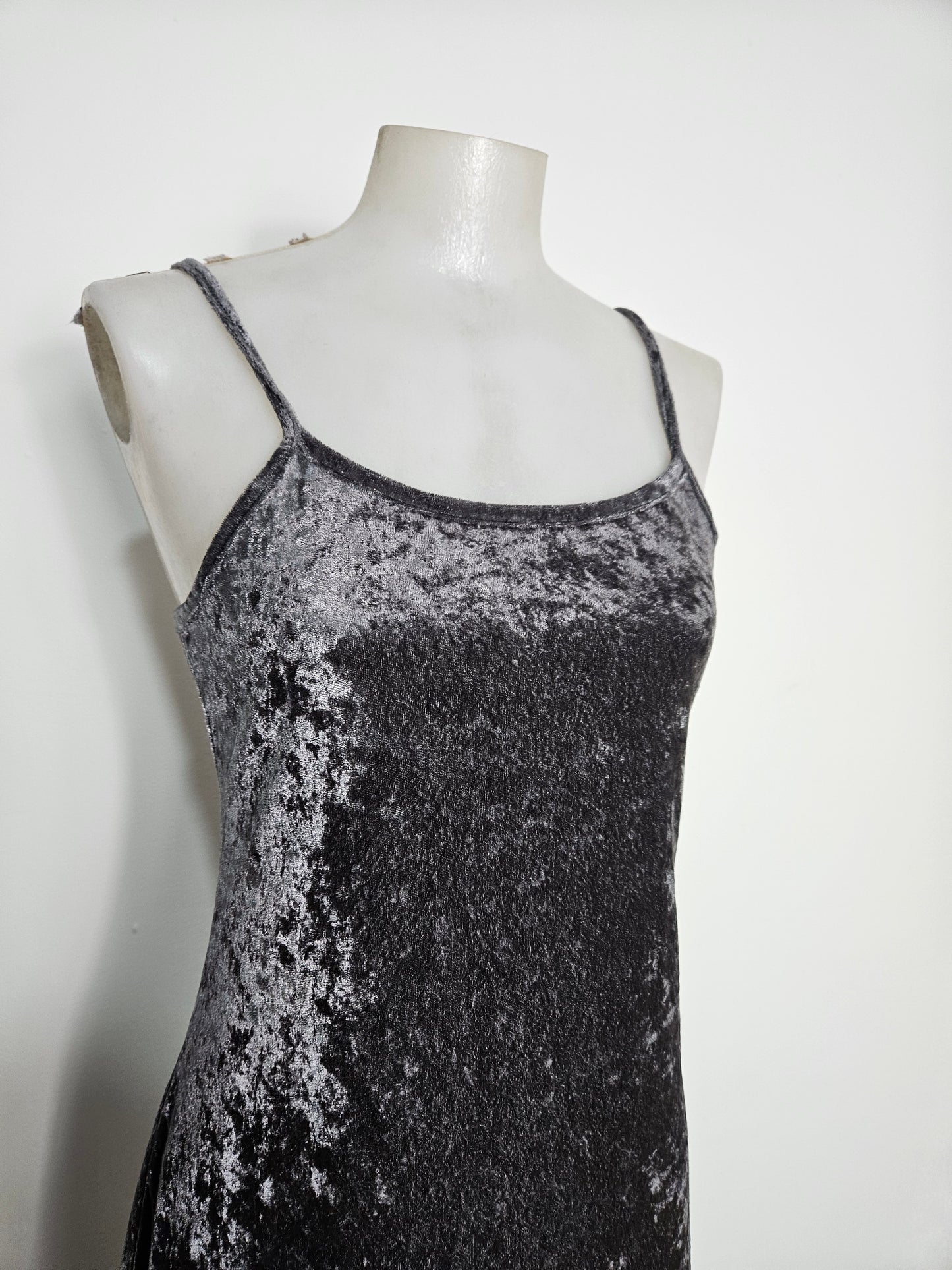 Vestido de terciopelo gris de pelo corto