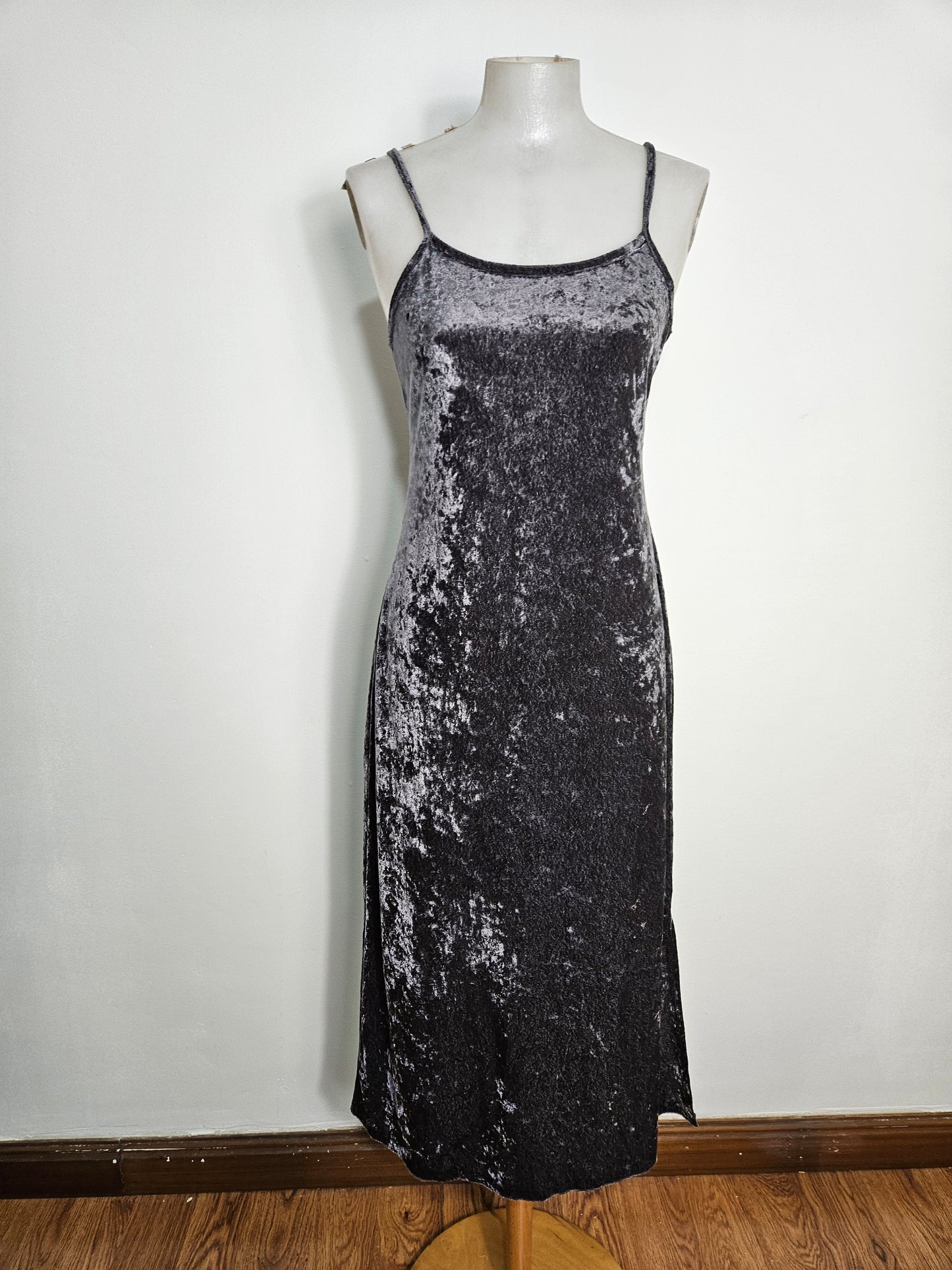 Vestido de terciopelo gris de pelo corto