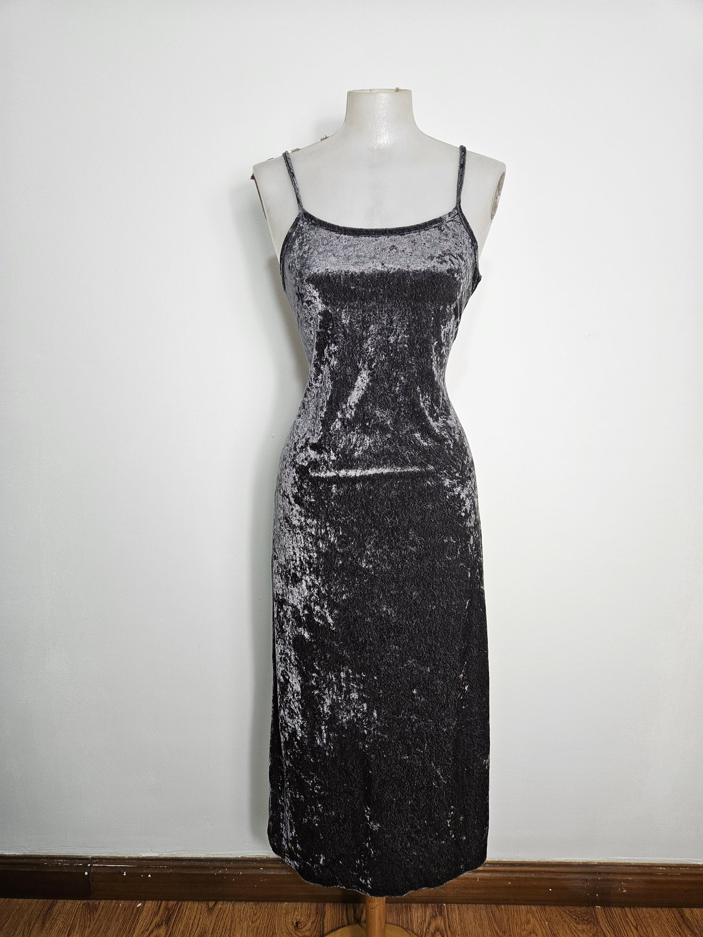 Vestido de terciopelo gris de pelo corto