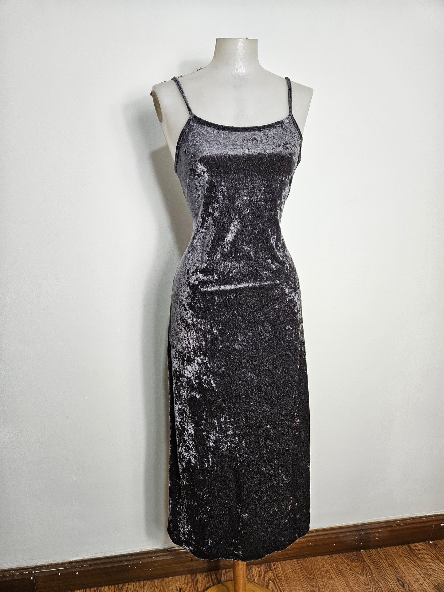 Vestido de terciopelo gris de pelo corto