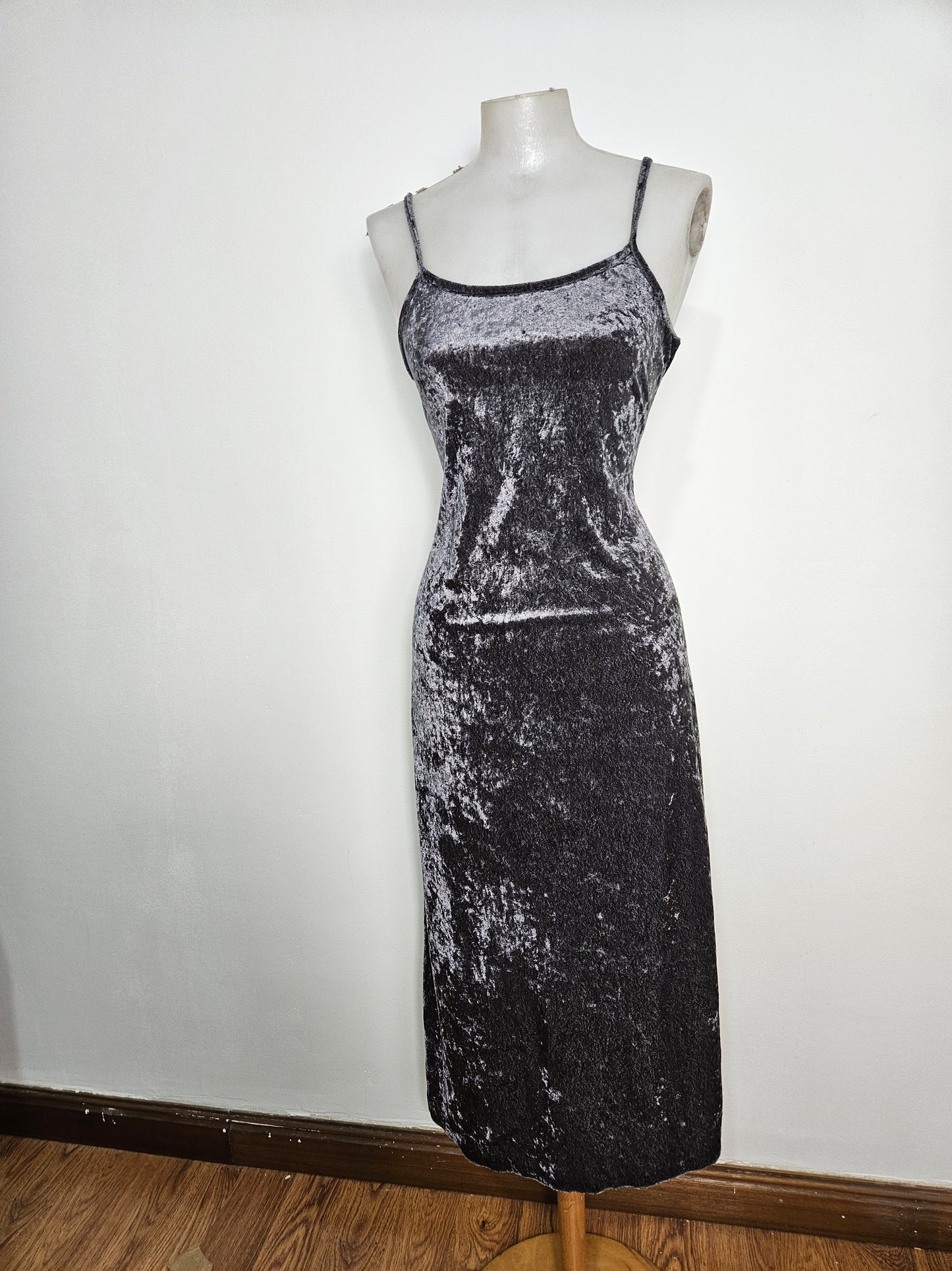 Vestido de terciopelo gris de pelo corto
