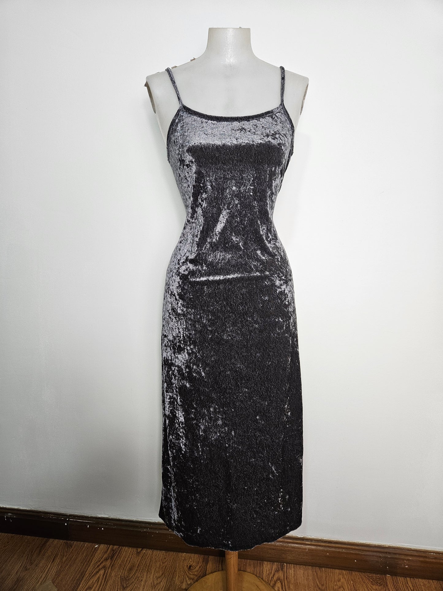 Vestido de terciopelo gris de pelo corto