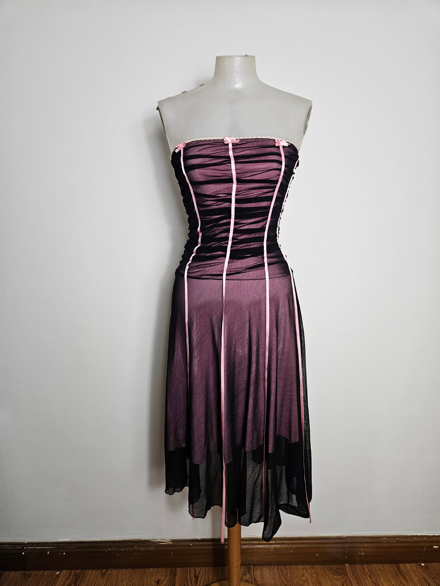 Robe bustier à rubans noire et violette